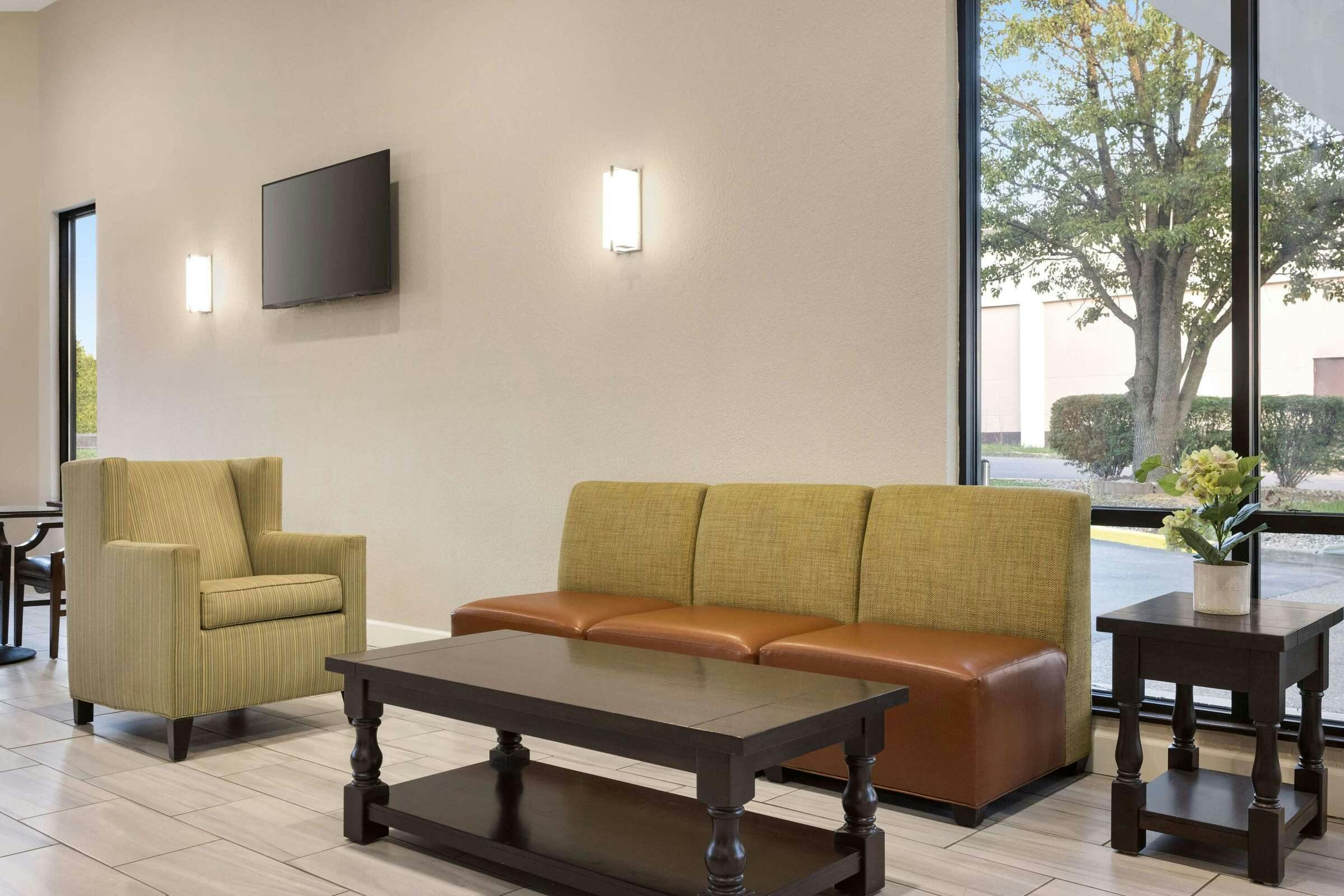 Hotel Baymont Inn Suites Winchester photo 1