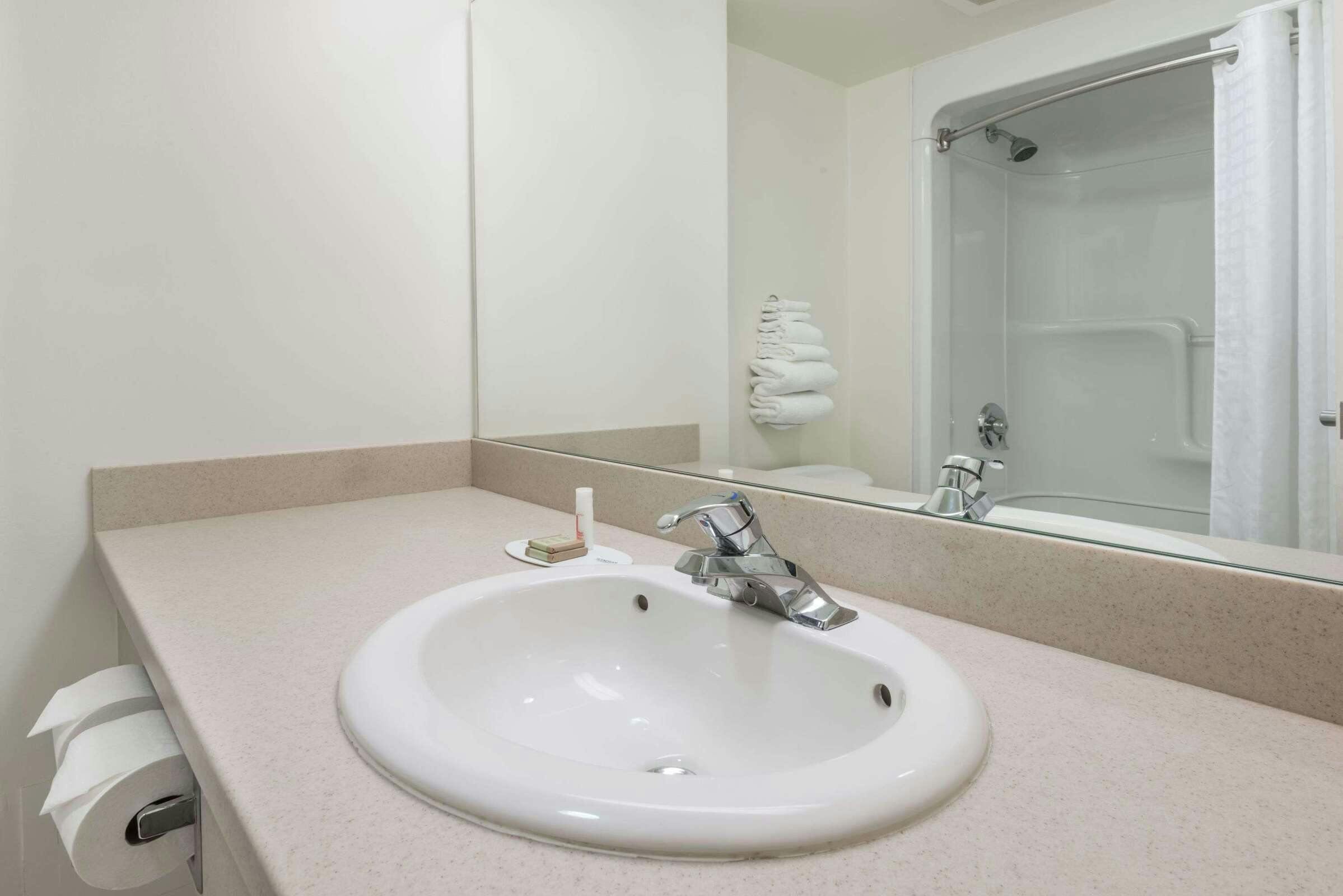 Hotel Super 8 Mississauga photo 3