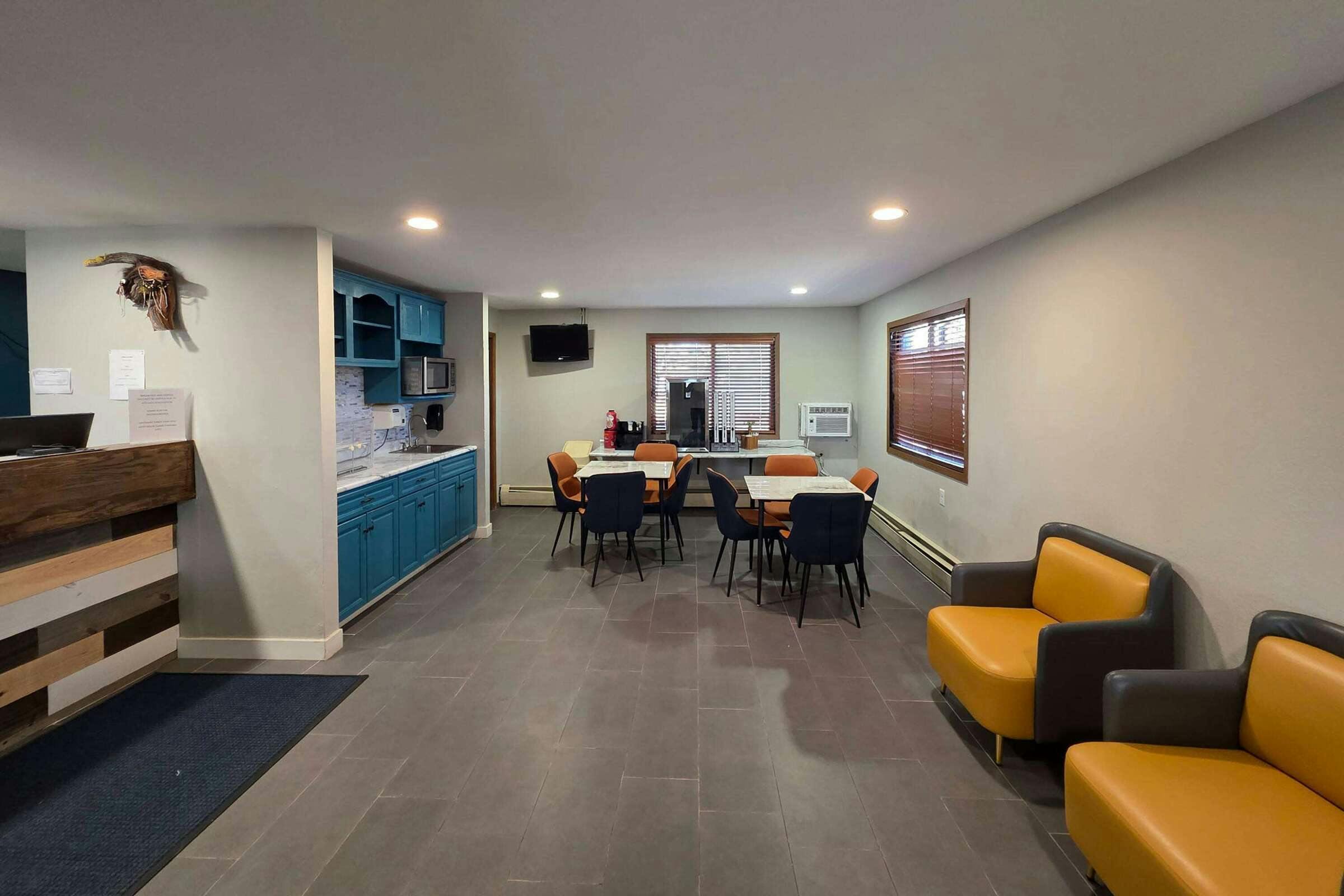 Hotel Super 8 by Wyndham Hayward WI photo 1