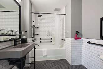 Hotel Moxy Charleston Downtown photo 2