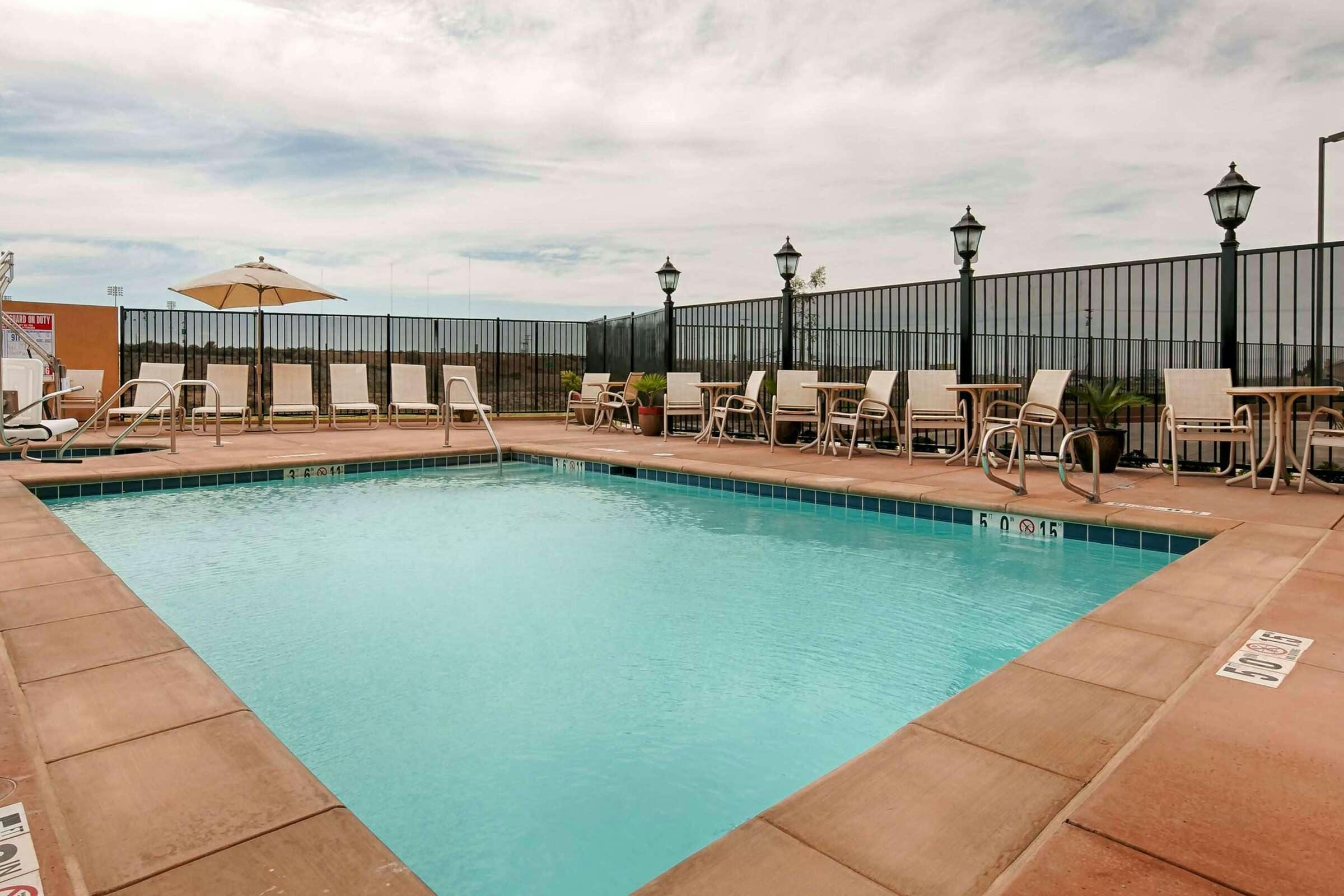 Hotel Wyndham Garden Lancaster CA photo 2