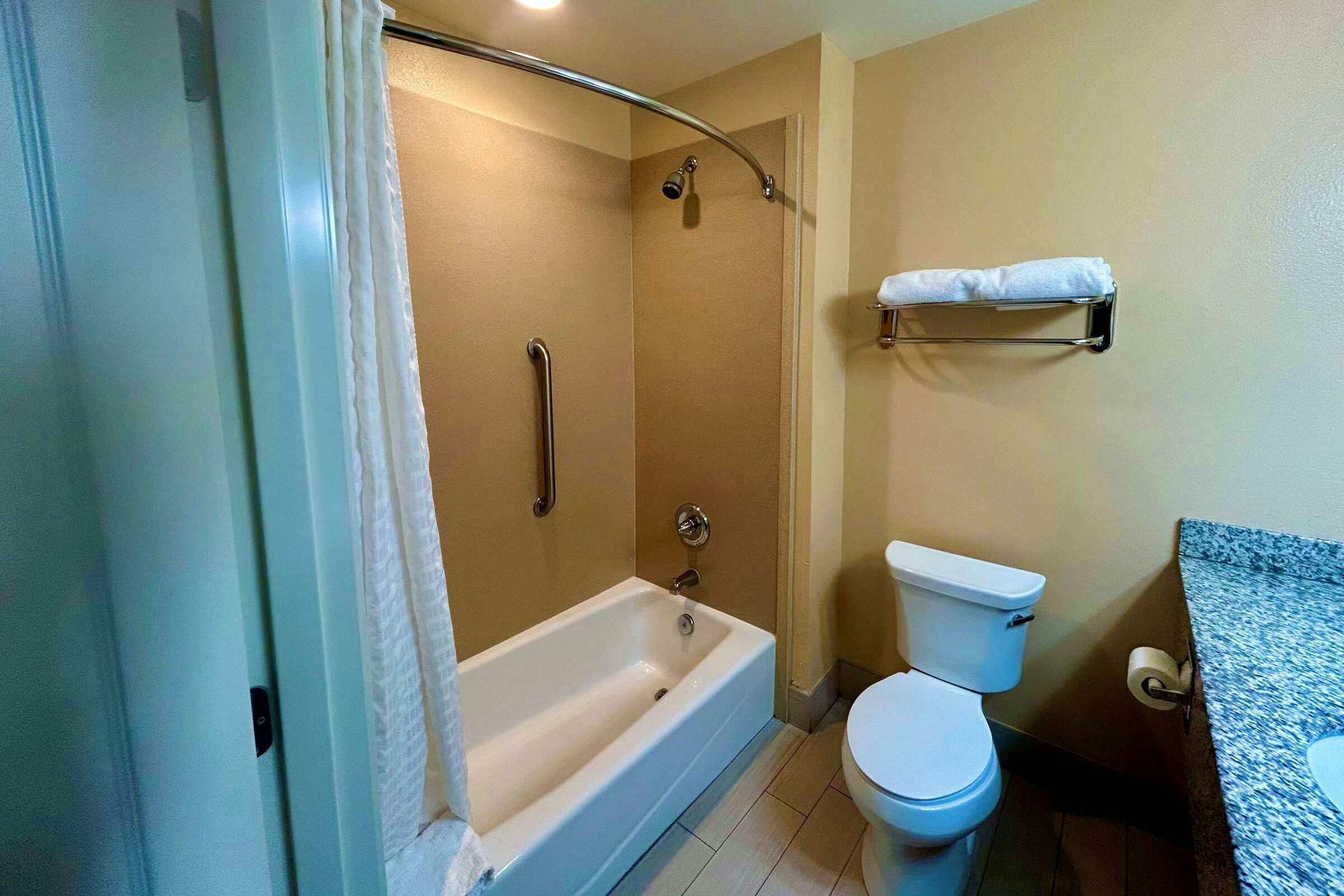 Hotel Wyndham Garden Lancaster CA photo 4