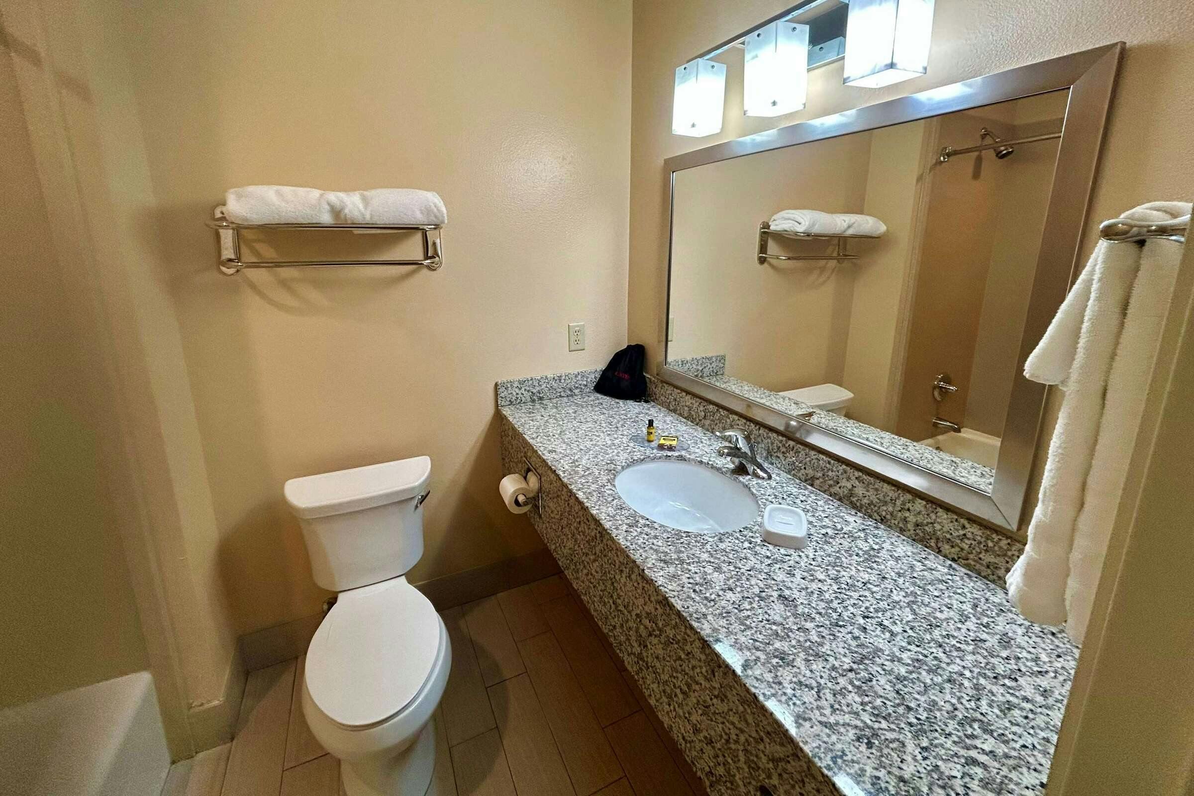 Hotel Wyndham Garden Lancaster CA photo 5