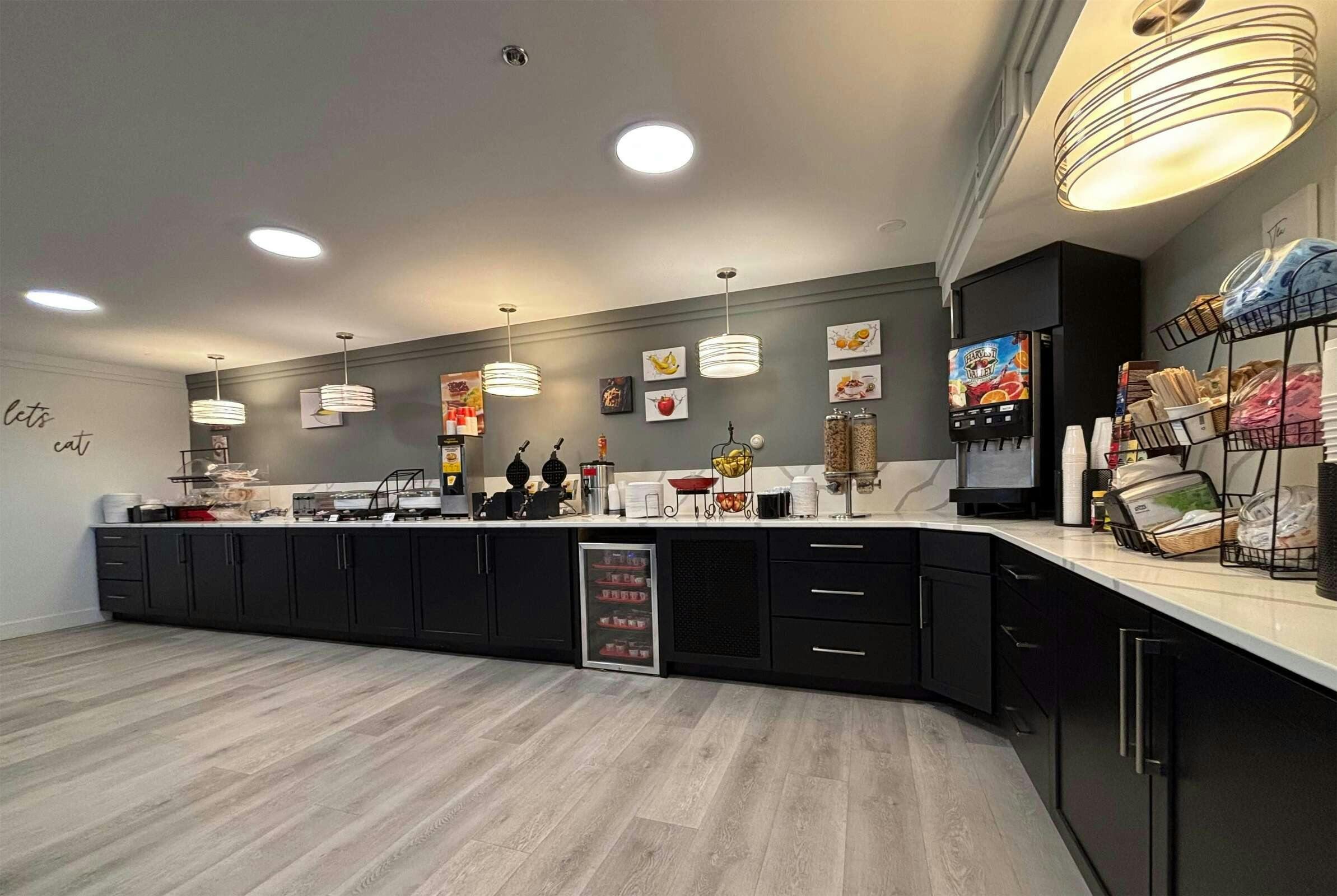 Hotel Ramada by Wyndham Springfield North photo 2