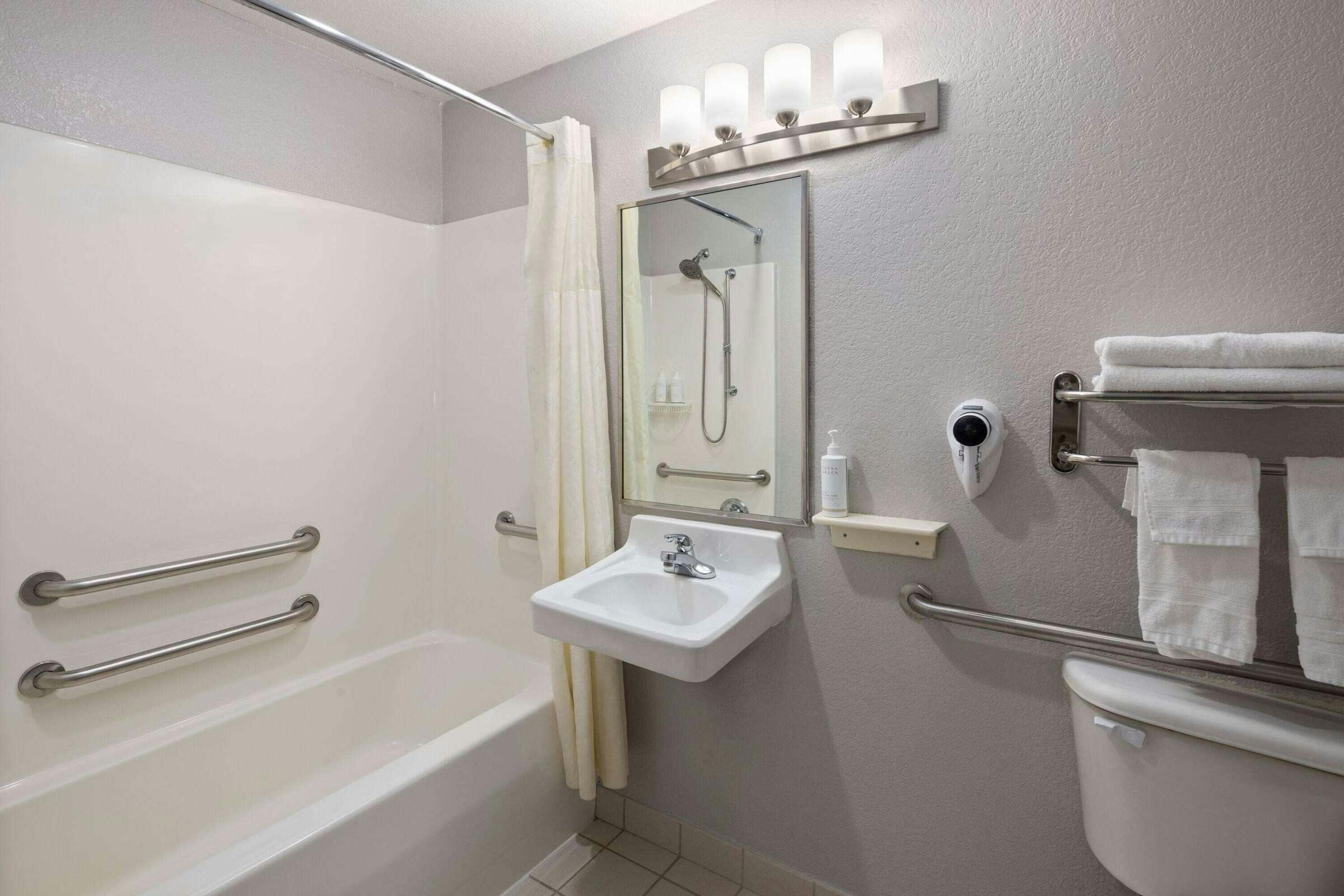 Days Inn and Suites Green Bay