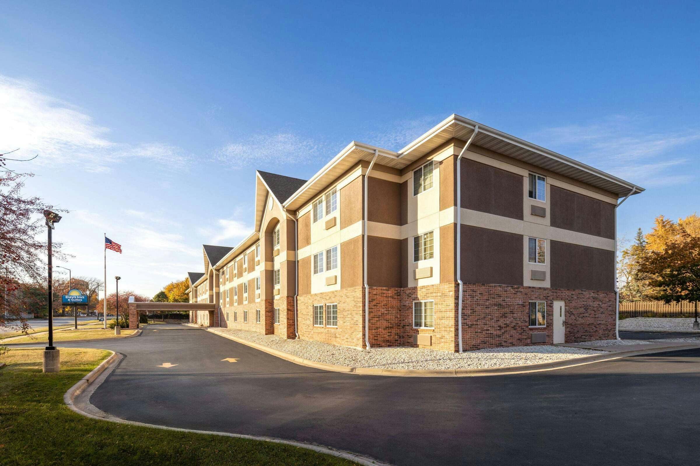 Hotel Days Inn and Suites Green Bay photo 1