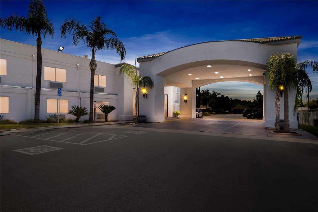 Hourglass Hotel Trademark Coll