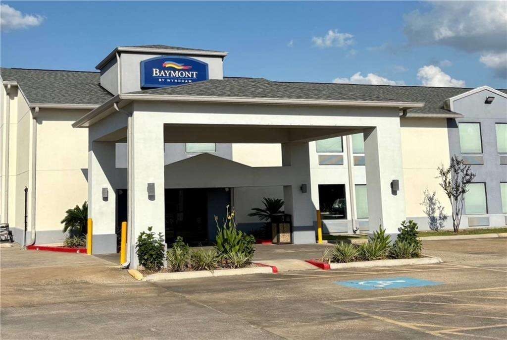 Hotel Baymont Iowa Lake Charles photo 1