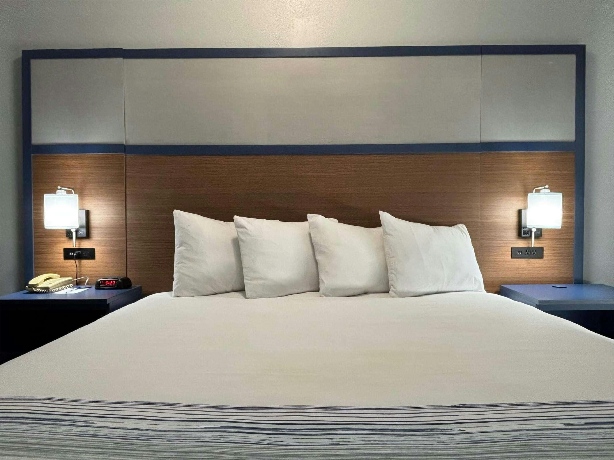 Hotel AmericInn by Wyndham Galesburg photo 1