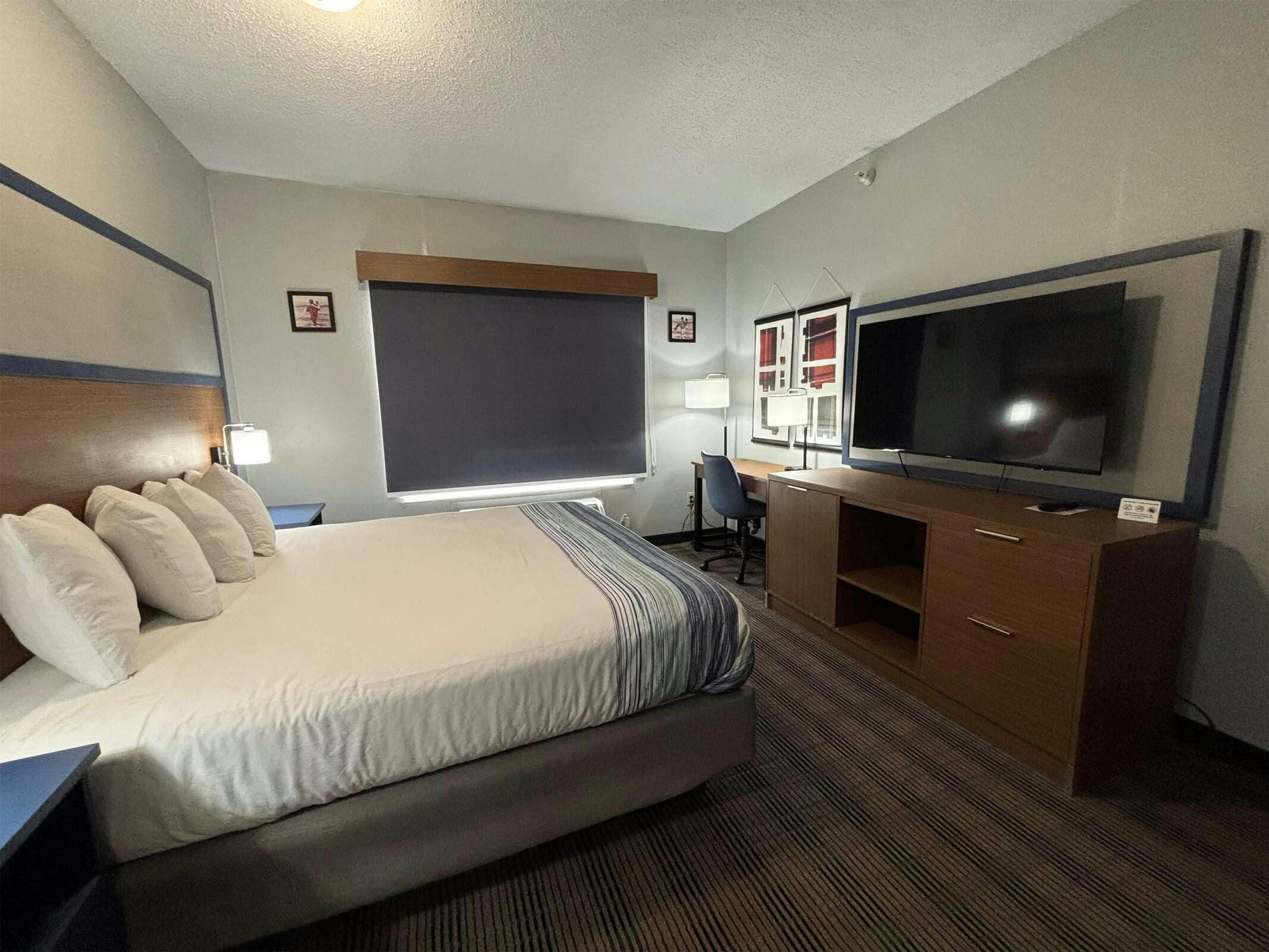 Hotel AmericInn by Wyndham Galesburg photo 2