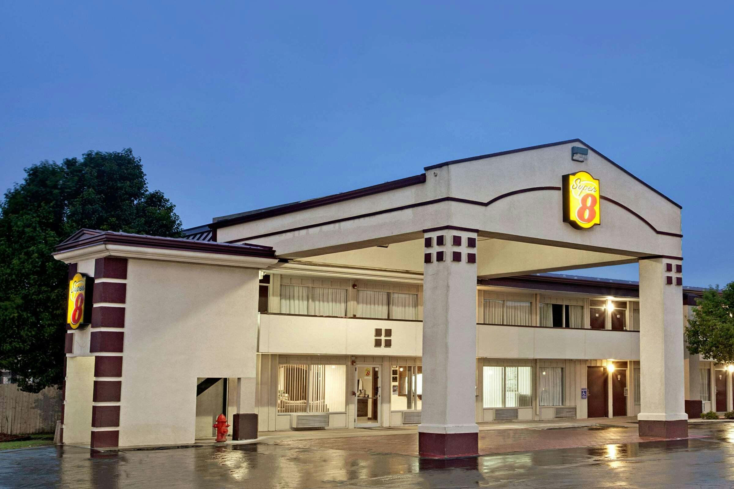 Hotel Super 8 by Wyndham Oklahoma/Frontier City photo 1