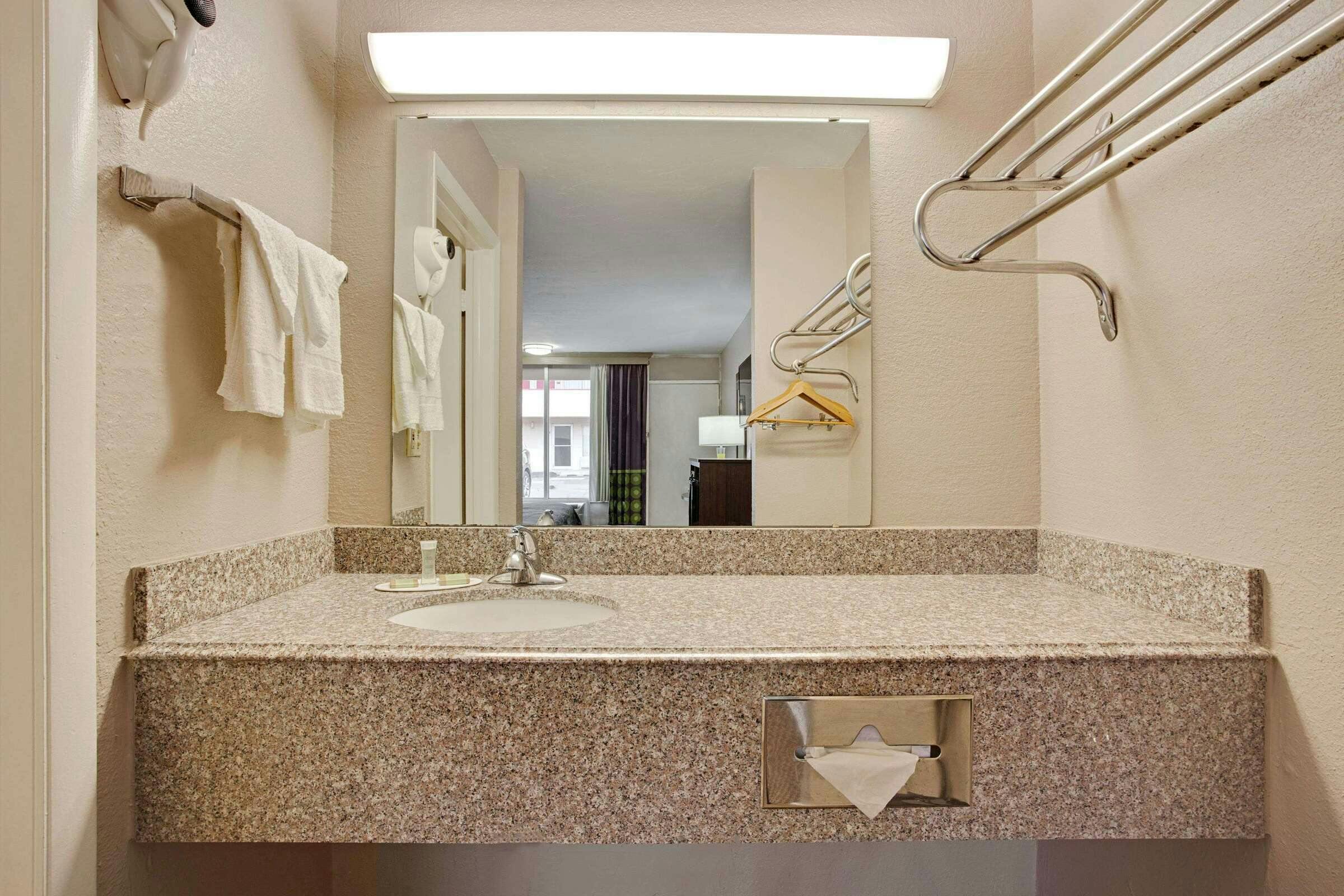 Hotel Super 8 by Wyndham Oklahoma/Frontier City photo 4