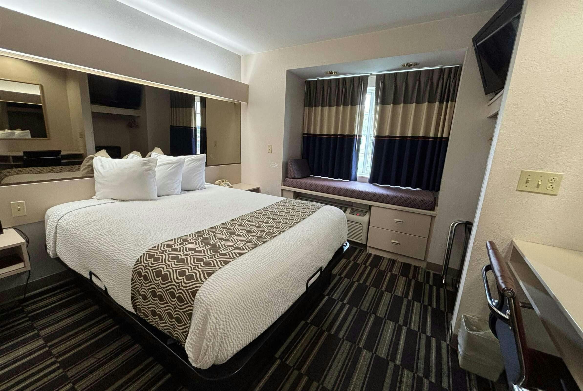 Hotel Microtel Inn by Wyndham Champaign photo 3