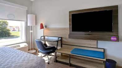 Hotel Tru by Hilton Monroe OH photo 1