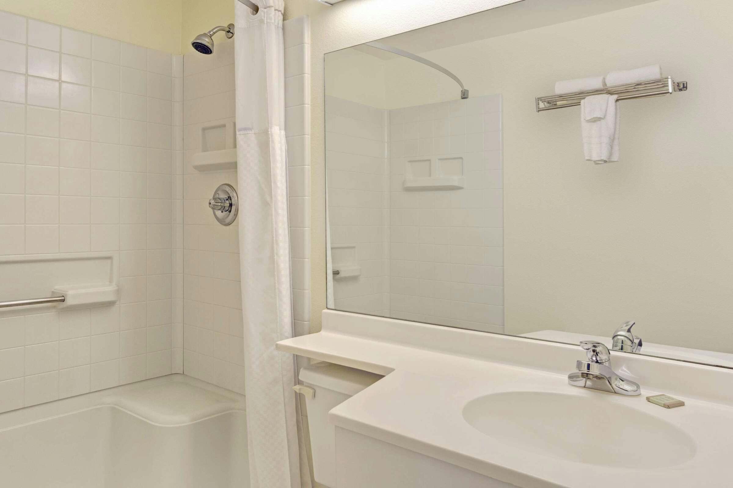 Hotel Super 8 Windsor photo 5