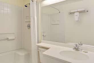 Hotel Super 8 Windsor photo 5