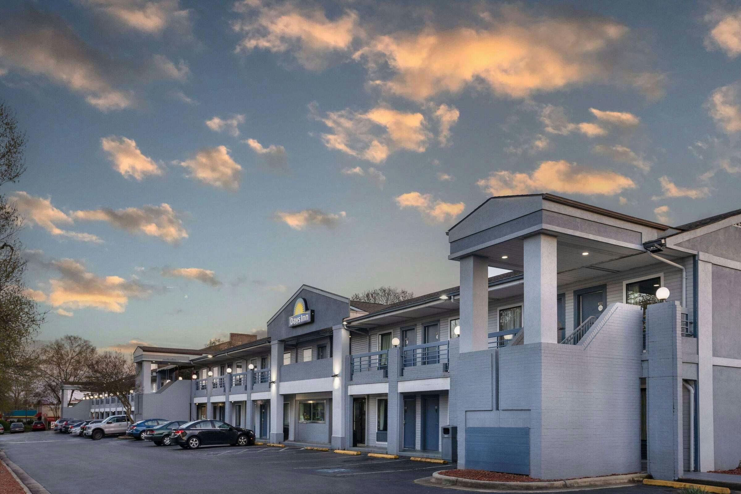 Hotel Days Inn Raleigh Crabtree photo 1