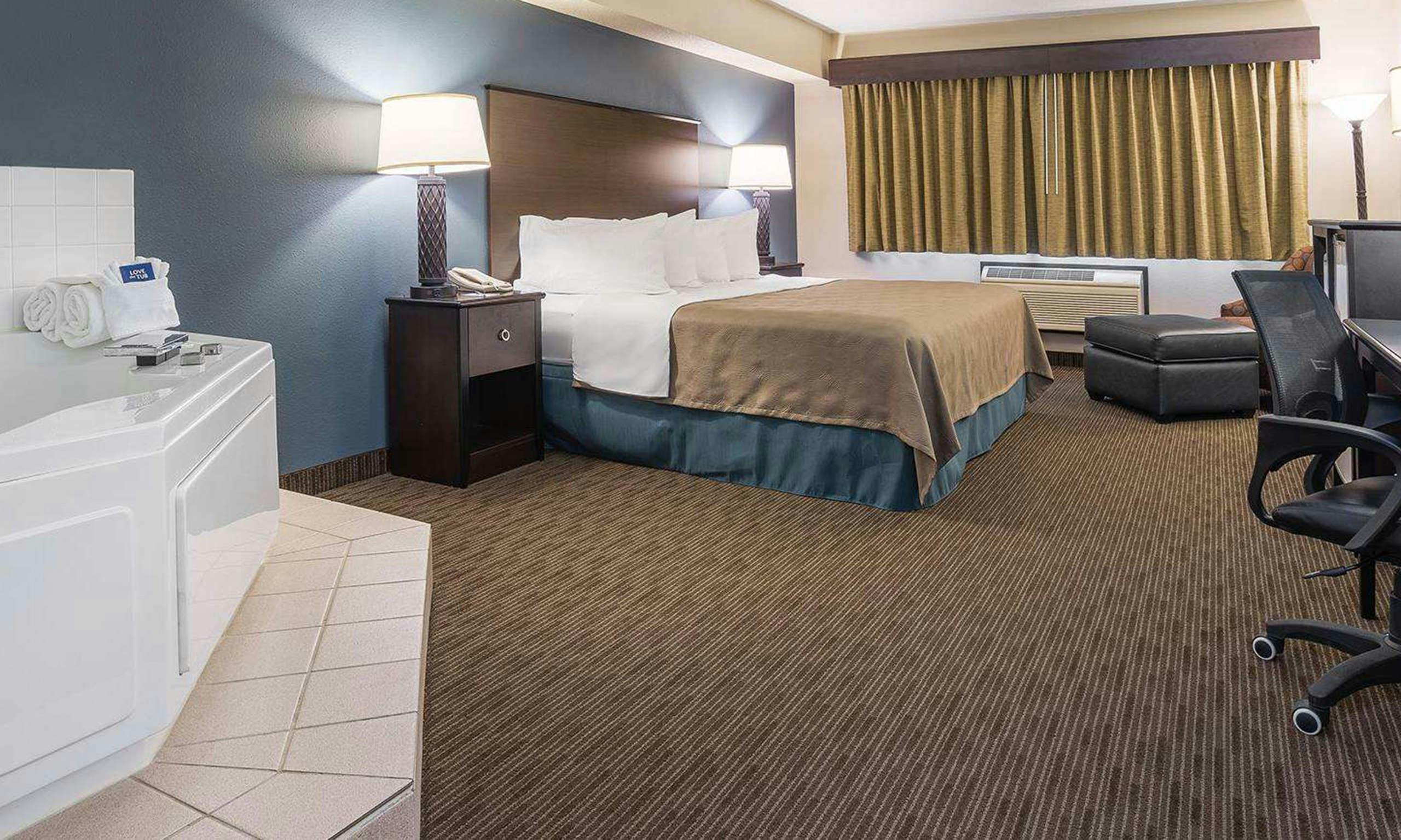 Hotel AmericInn by Wyndham Mounds View Minneapolis photo 1