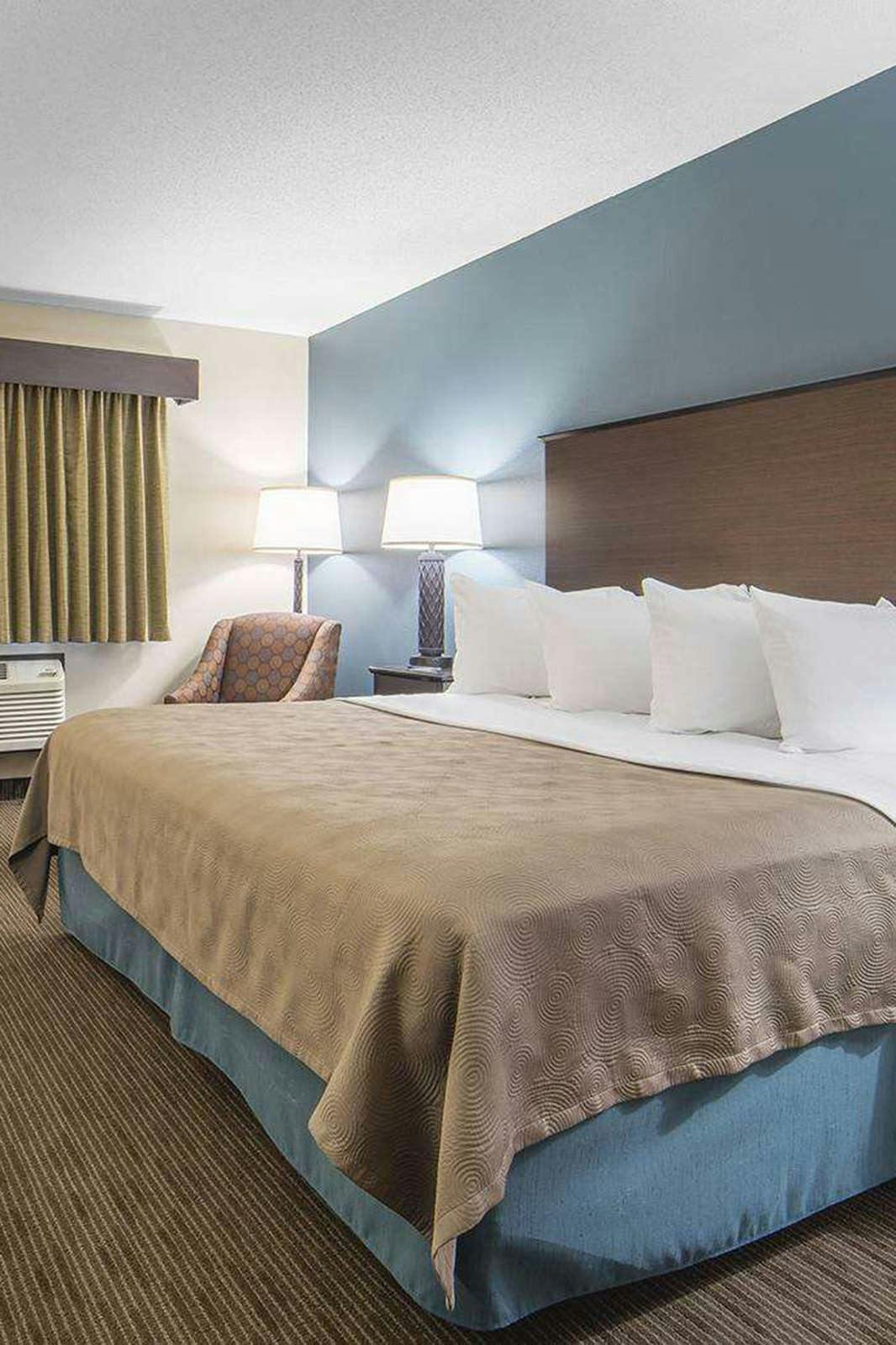 Hotel AmericInn by Wyndham Mounds View Minneapolis photo 2