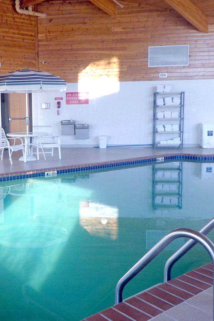 Hotel AmericInn by Wyndham Madison SD photo 4