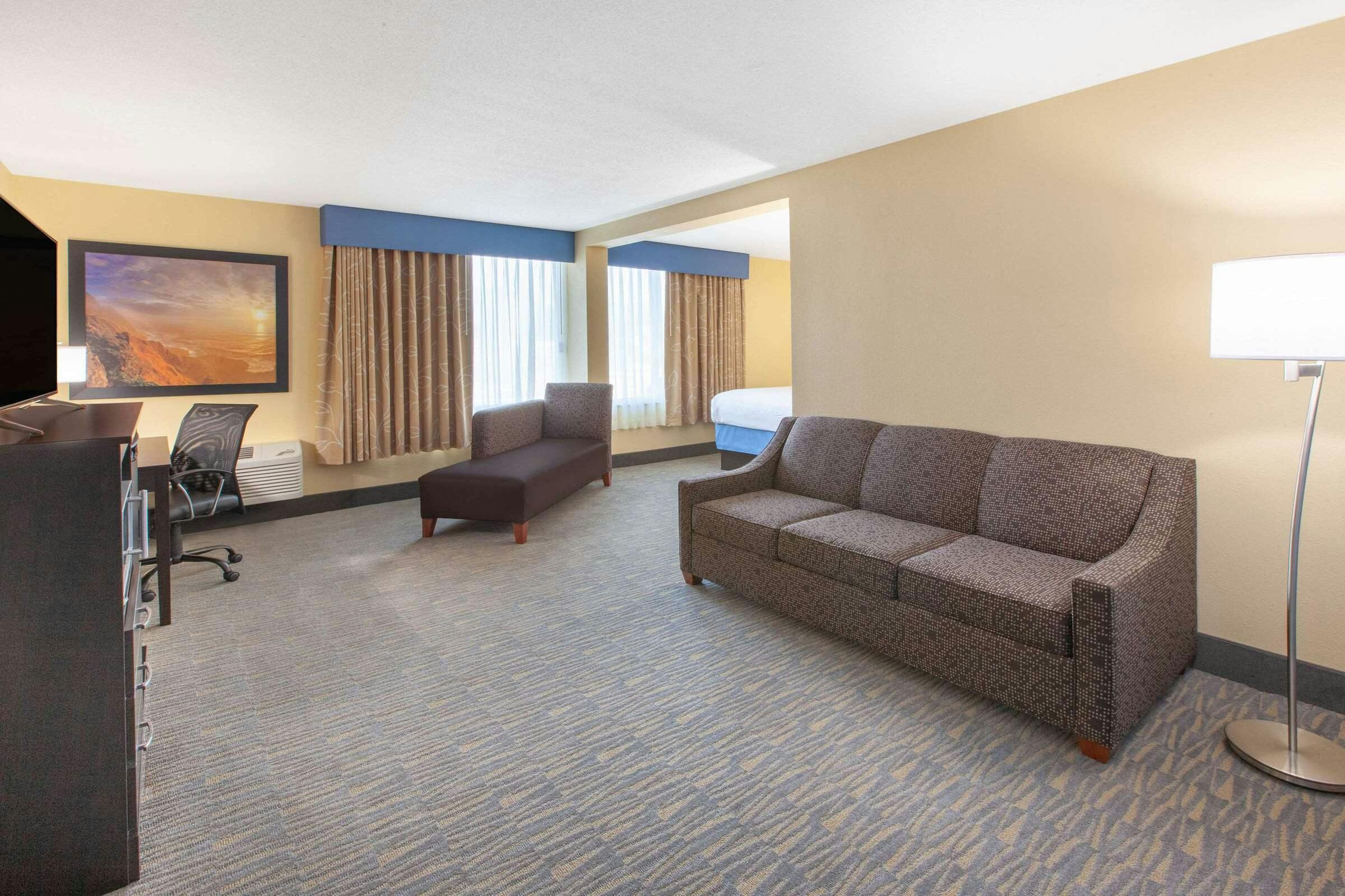 Hotel Days Inn & Suites by Wyndham Grand Rapids Near Downtown photo 5