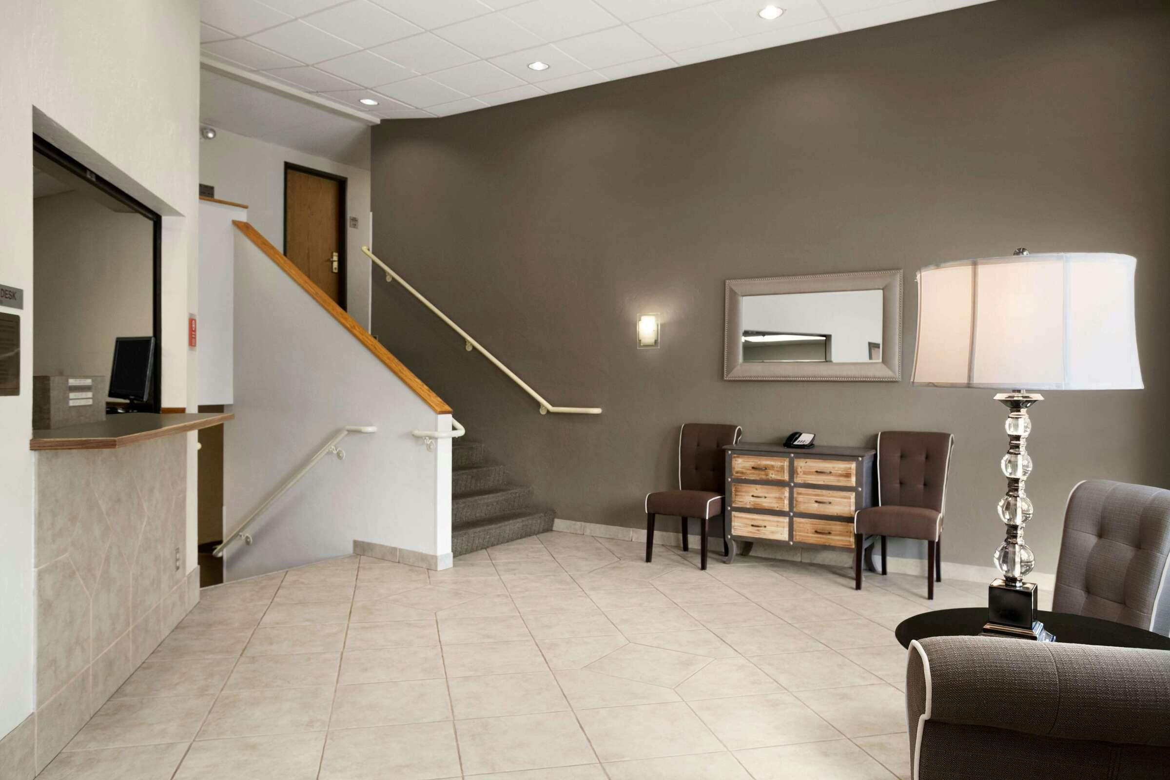 Hotel Super 8 by Wyndham Portland Airport photo 1