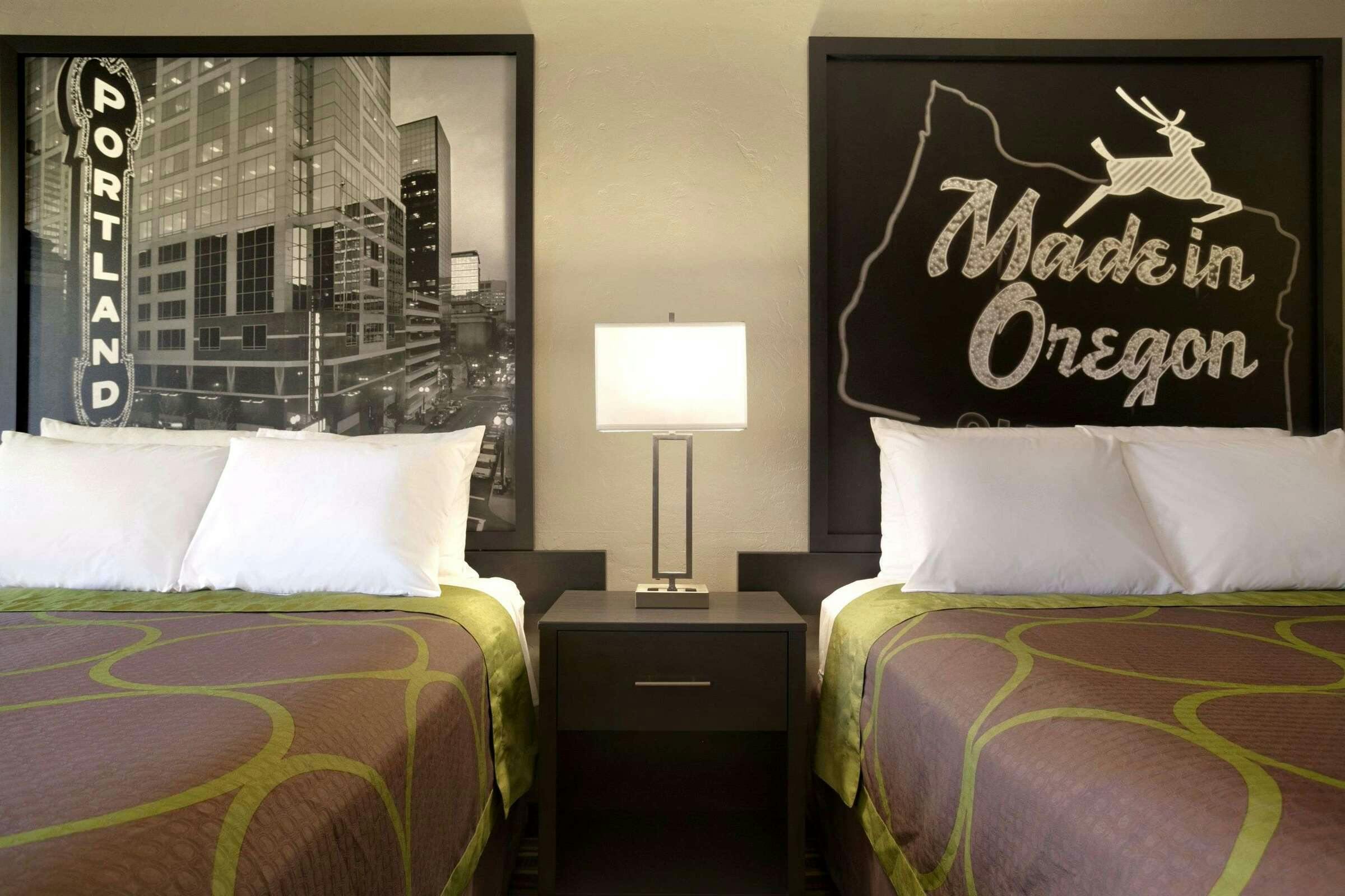 Hotel Super 8 by Wyndham Portland Airport photo 2