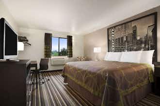 Hotel Super 8 Portland Airport photo 3