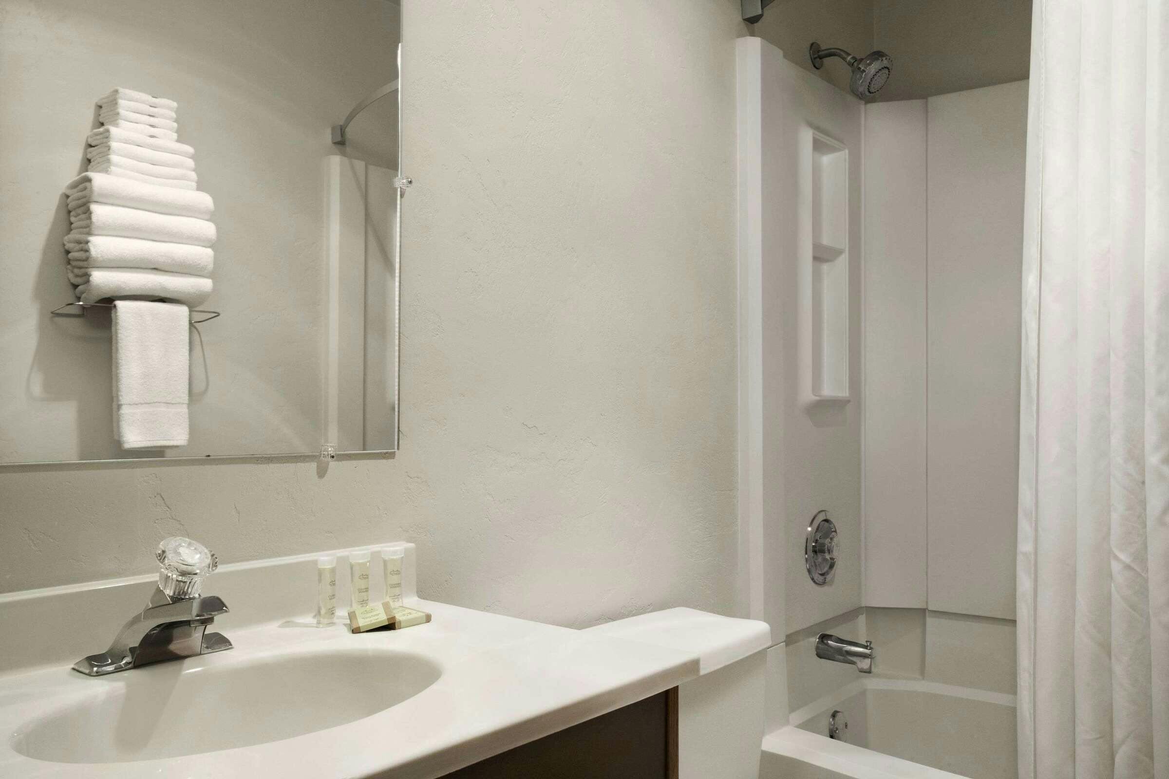 Hotel Super 8 by Wyndham Portland Airport photo 4