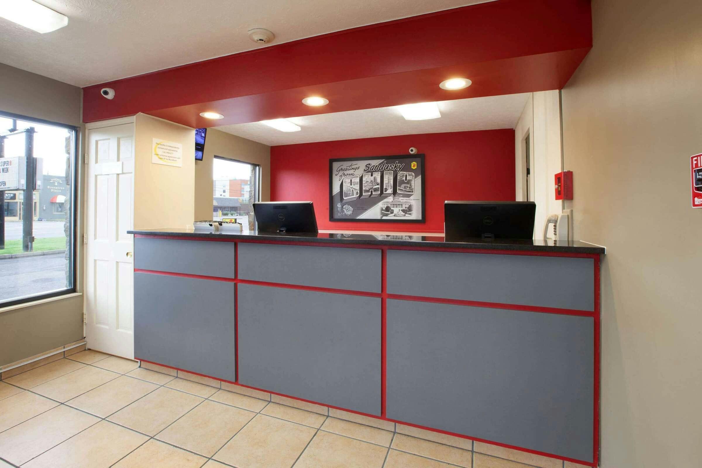 Hotel Super 8 by Wyndham Sandusky photo 2