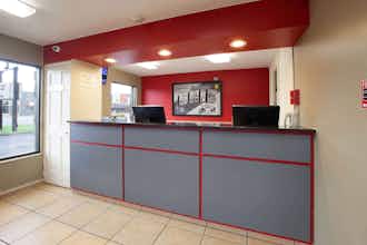 Hotel Super 8 by Wyndham Sandusky photo 2