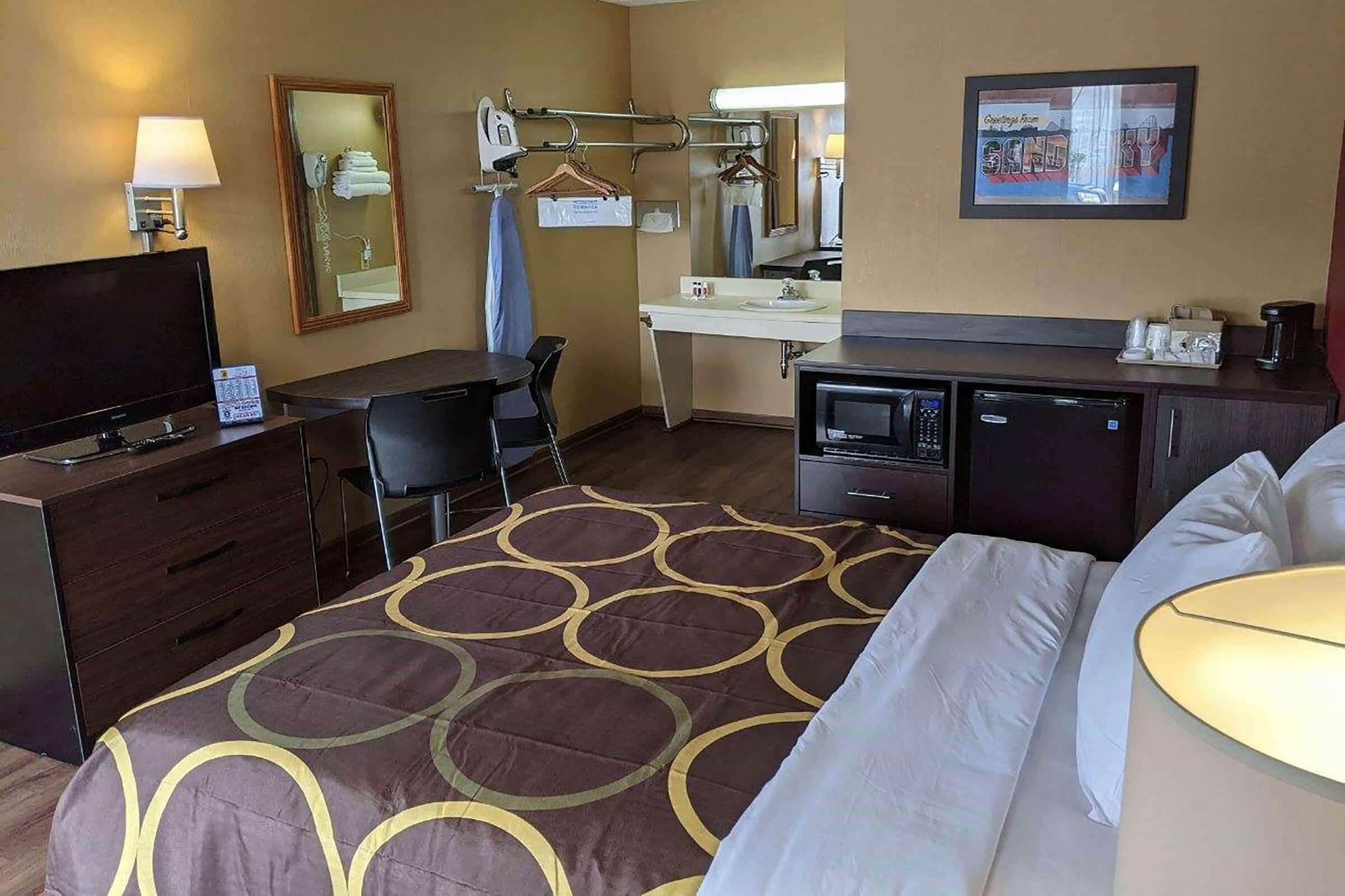 Hotel Super 8 by Wyndham Sandusky photo 5