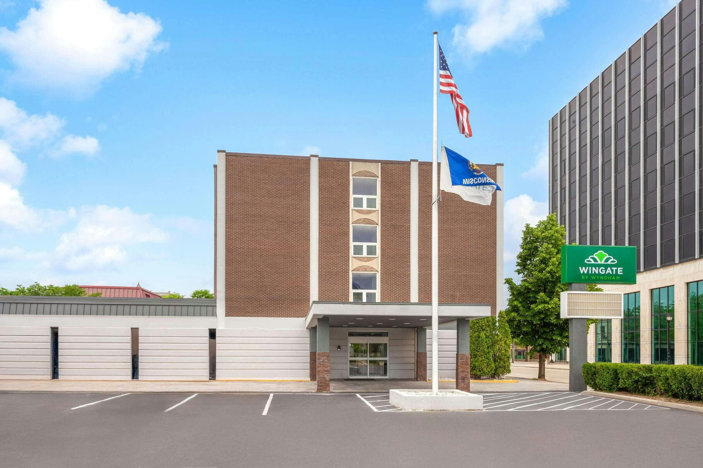 Hotel Wingate by Wyndham Sheboygan photo 2