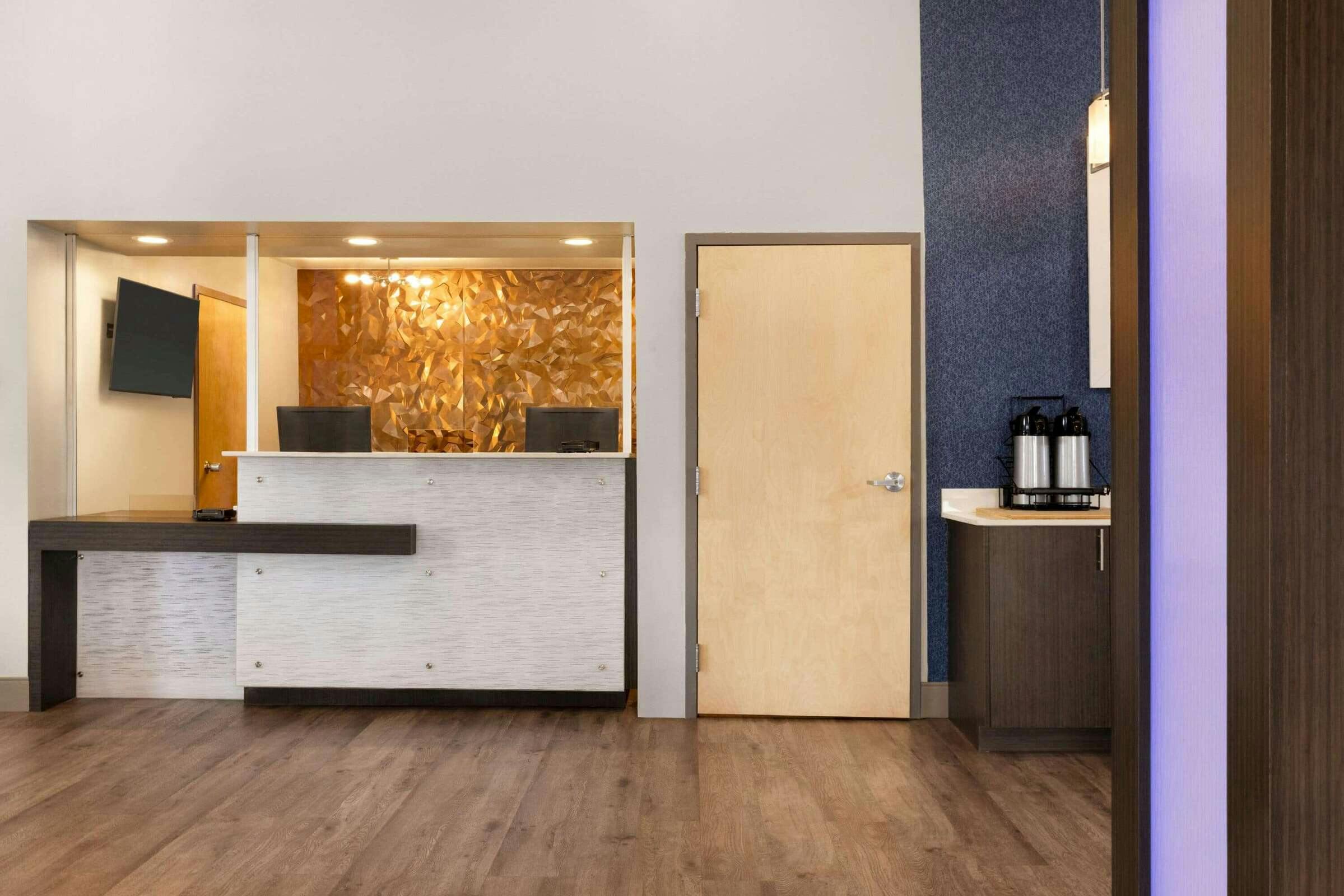 Hotel Days Inn & Suites by Wyndham Bowling Green photo 2