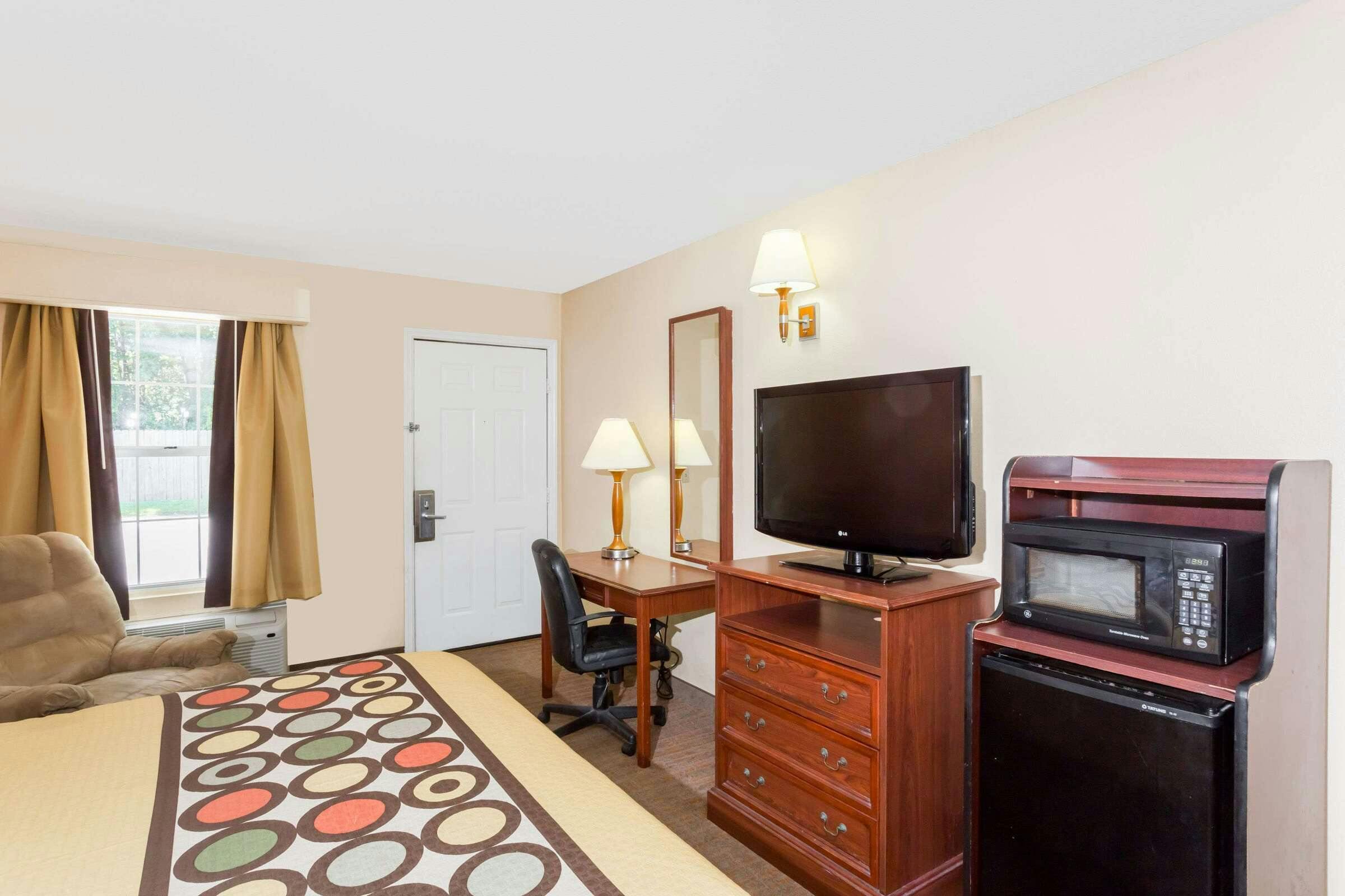 Hotel Super 8 by Wyndham Statesboro photo 1