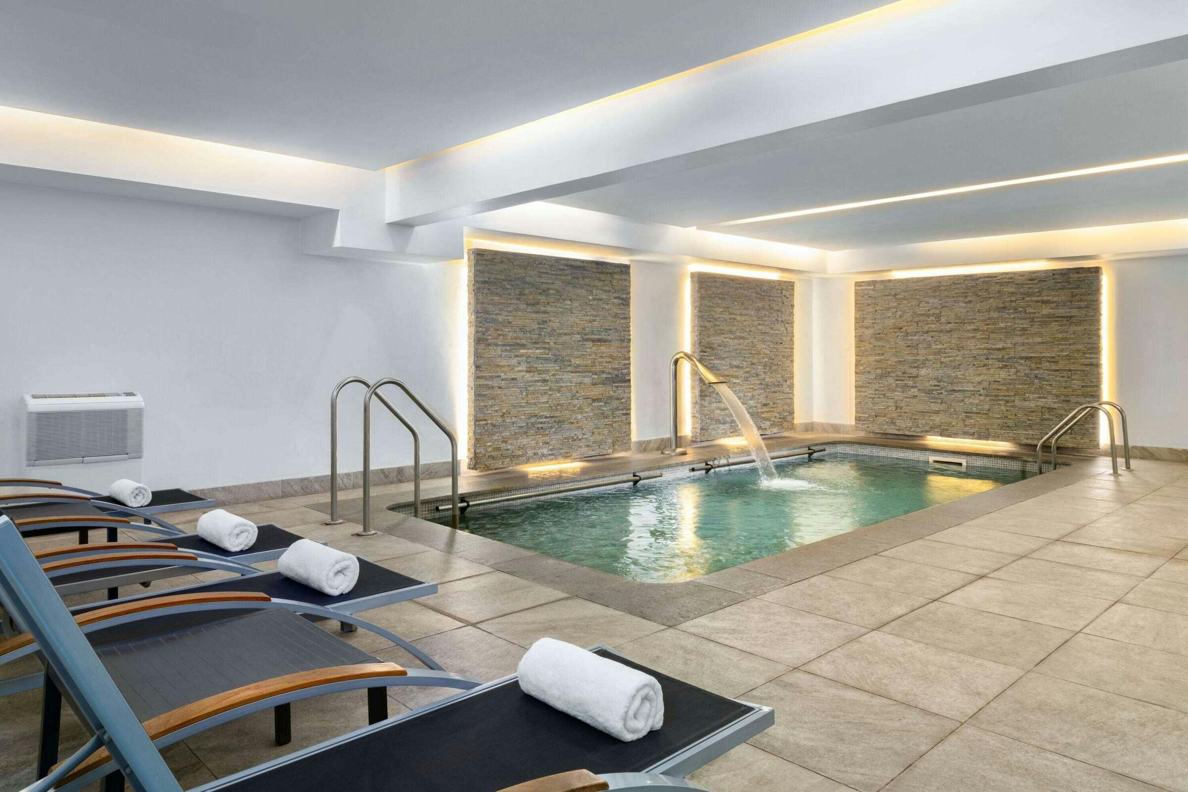 Hotel Wyndham Garden Santiago Kennedy photo 2