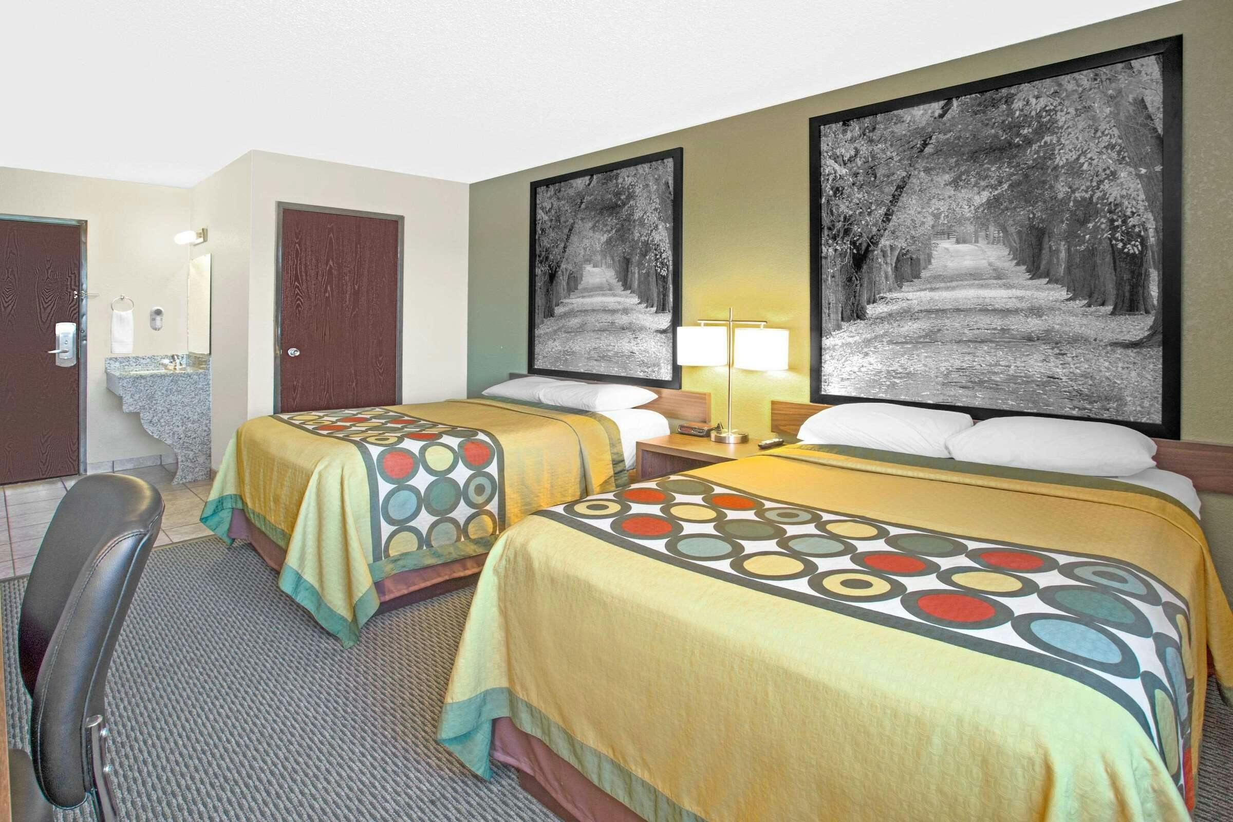 Hotel Super 8 by Wyndham Windsor/Madison North photo 3