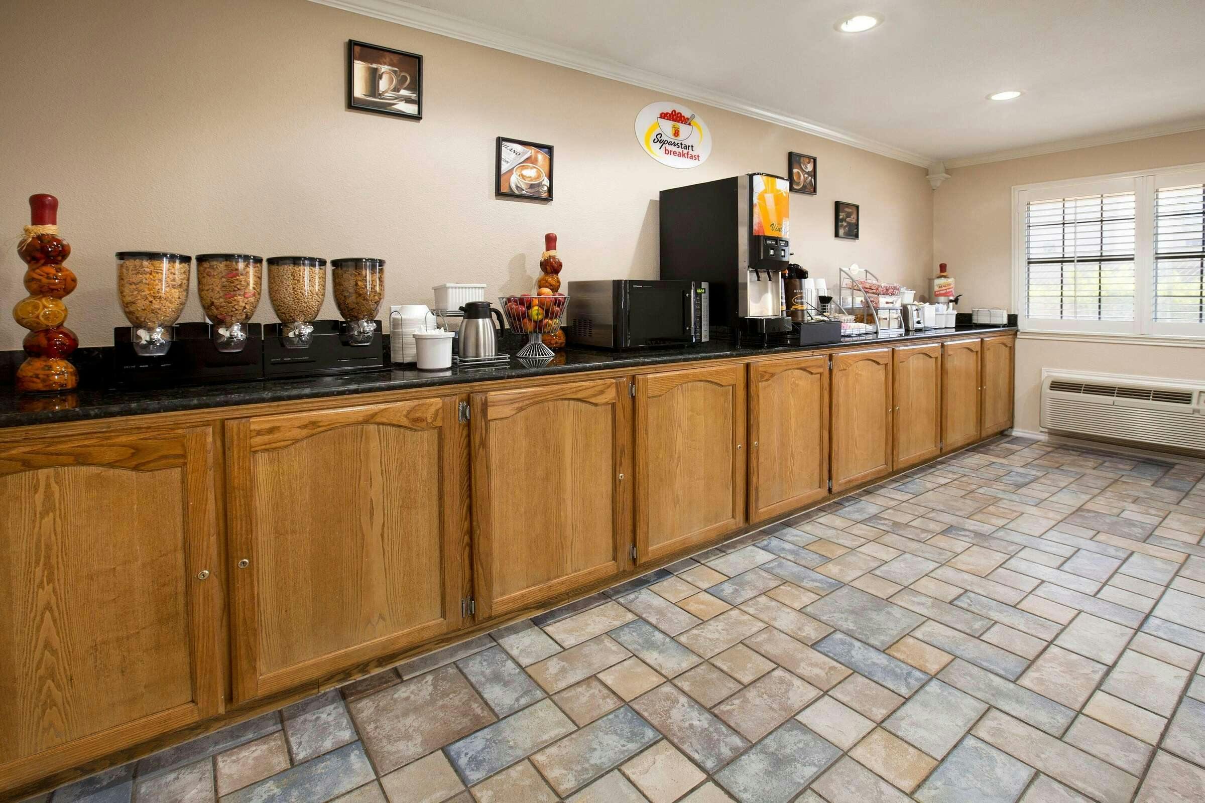 Hotel Super 8 by Wyndham McAllen/Downtown/La Plaza Mall photo 1