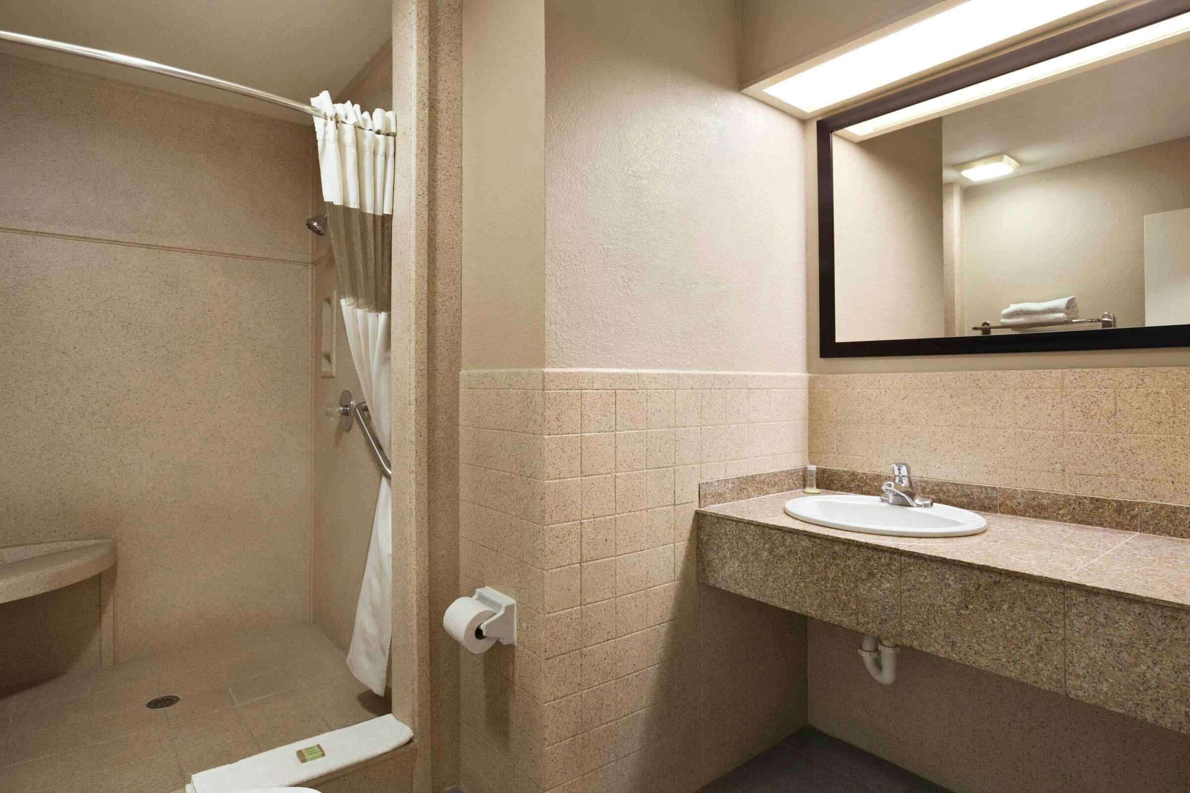 Hotel Super 8 by Wyndham McAllen/Downtown/La Plaza Mall photo 2