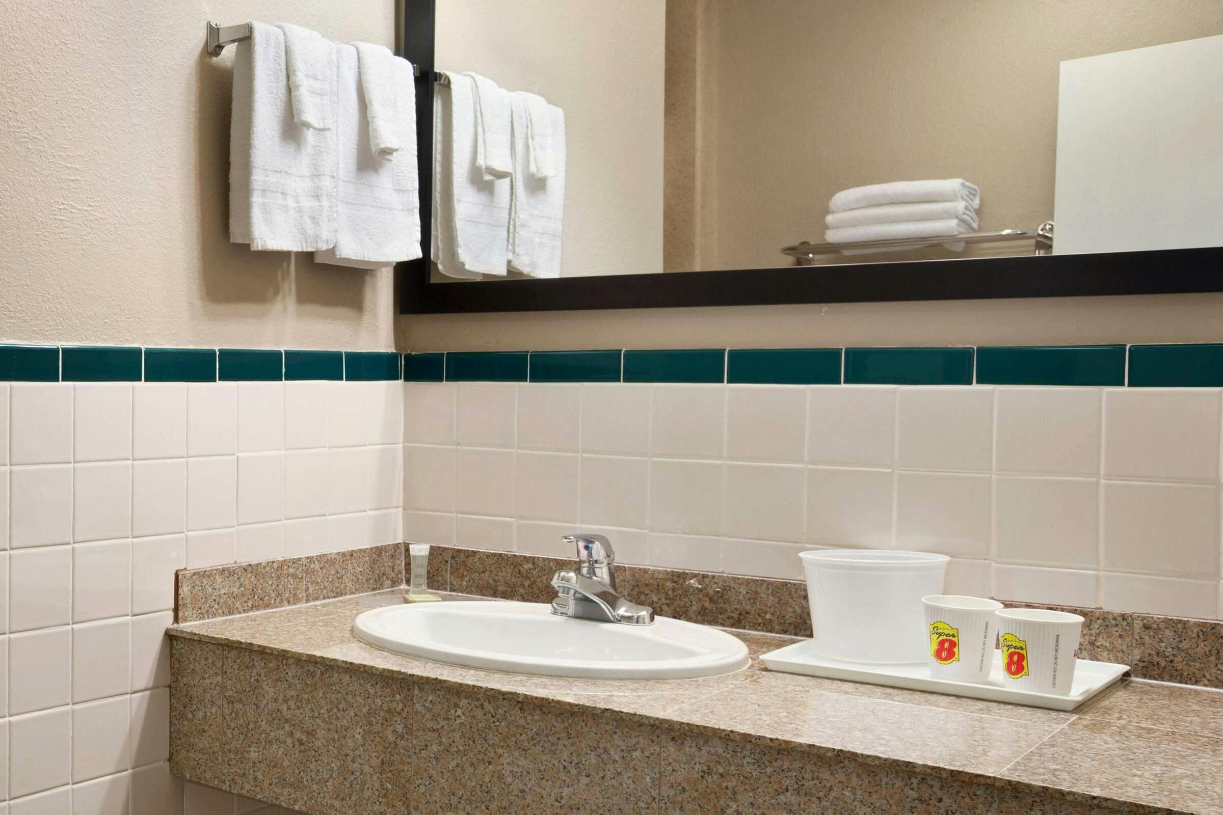 Hotel Super 8 by Wyndham McAllen/Downtown/La Plaza Mall photo 3