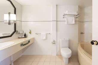 Hotel Ramada Diplomat Canberra photo 5