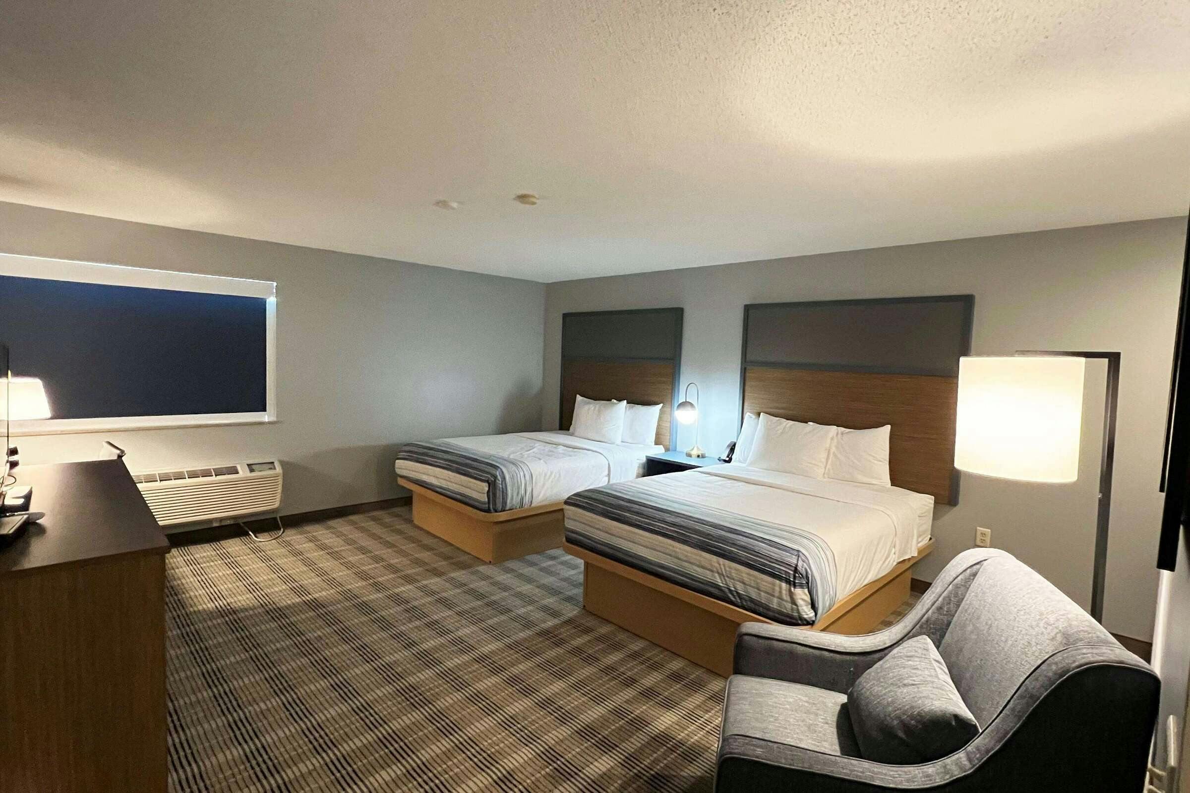 Hotel AmericInn by Wyndham Marshfield photo 2