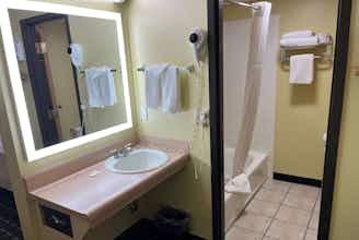 Hotel Days Inn Park City Kansas photo 2