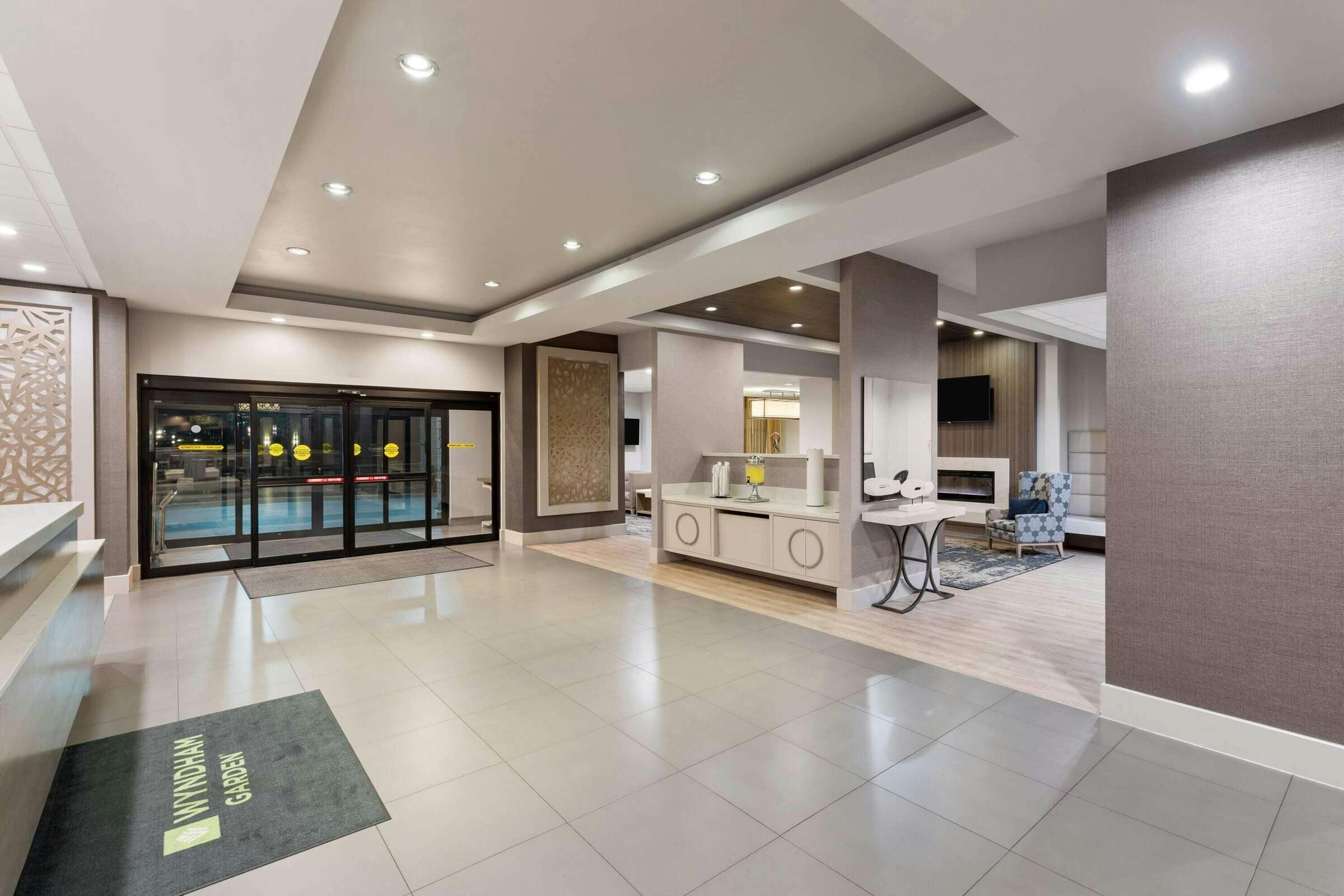 Hotel Wyndham Garden Katy Energy Cor photo 2