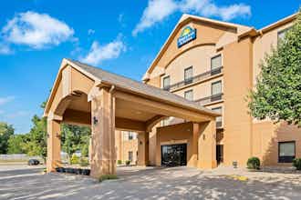 Hotel Days Inn Suites Cedar Rapids photo 1
