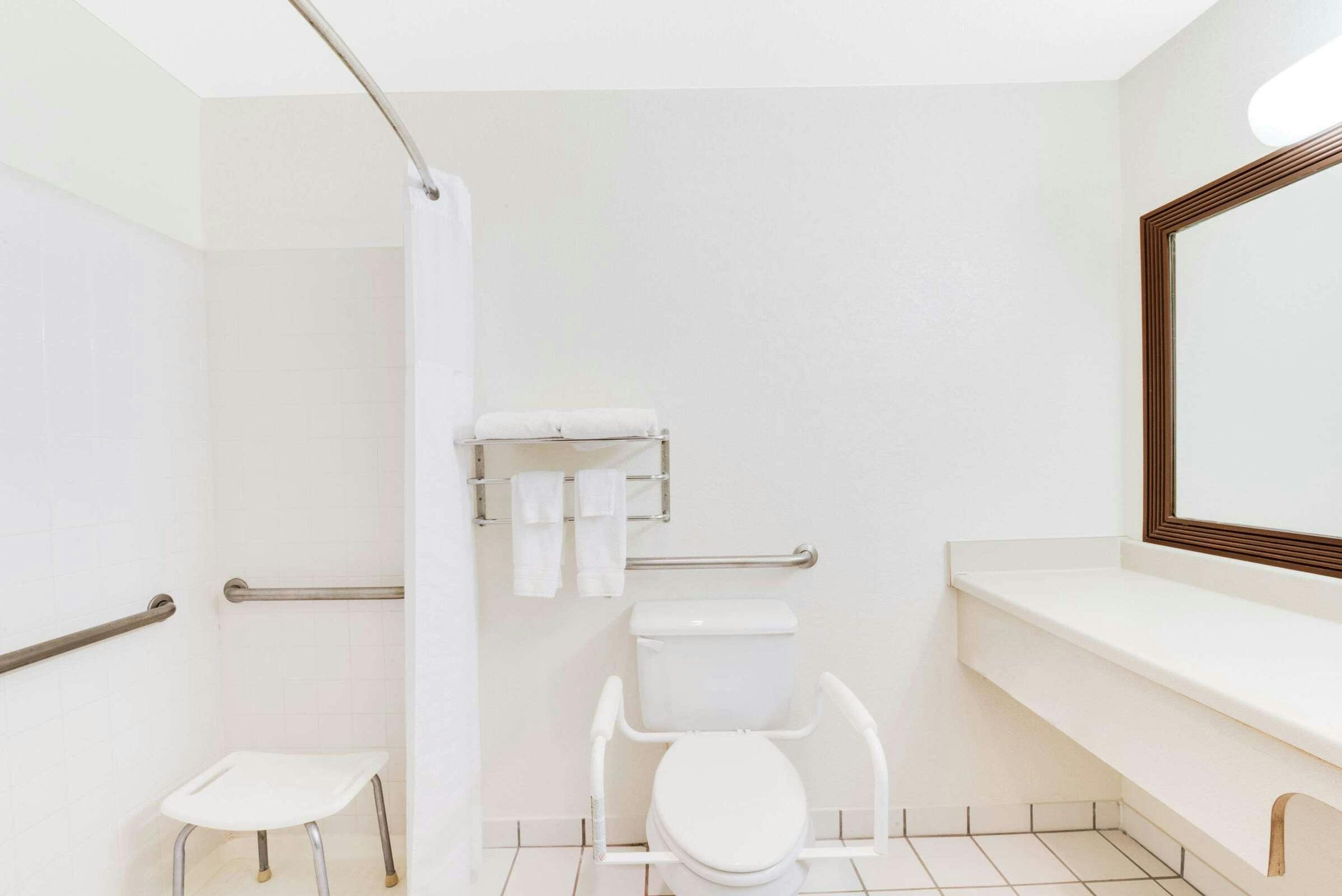 Hotel Baymont by Wyndham Midland Airport photo 3