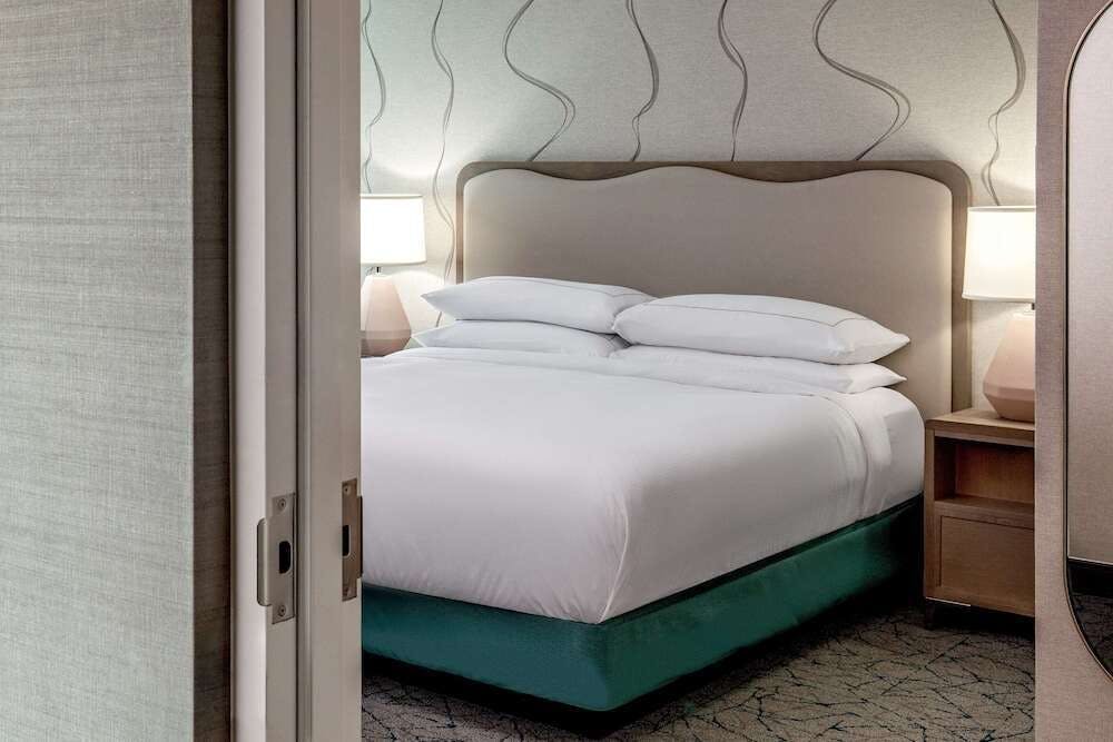 Hotel DoubleTree by Hilton Chicago - North Shore Conference Center photo 1