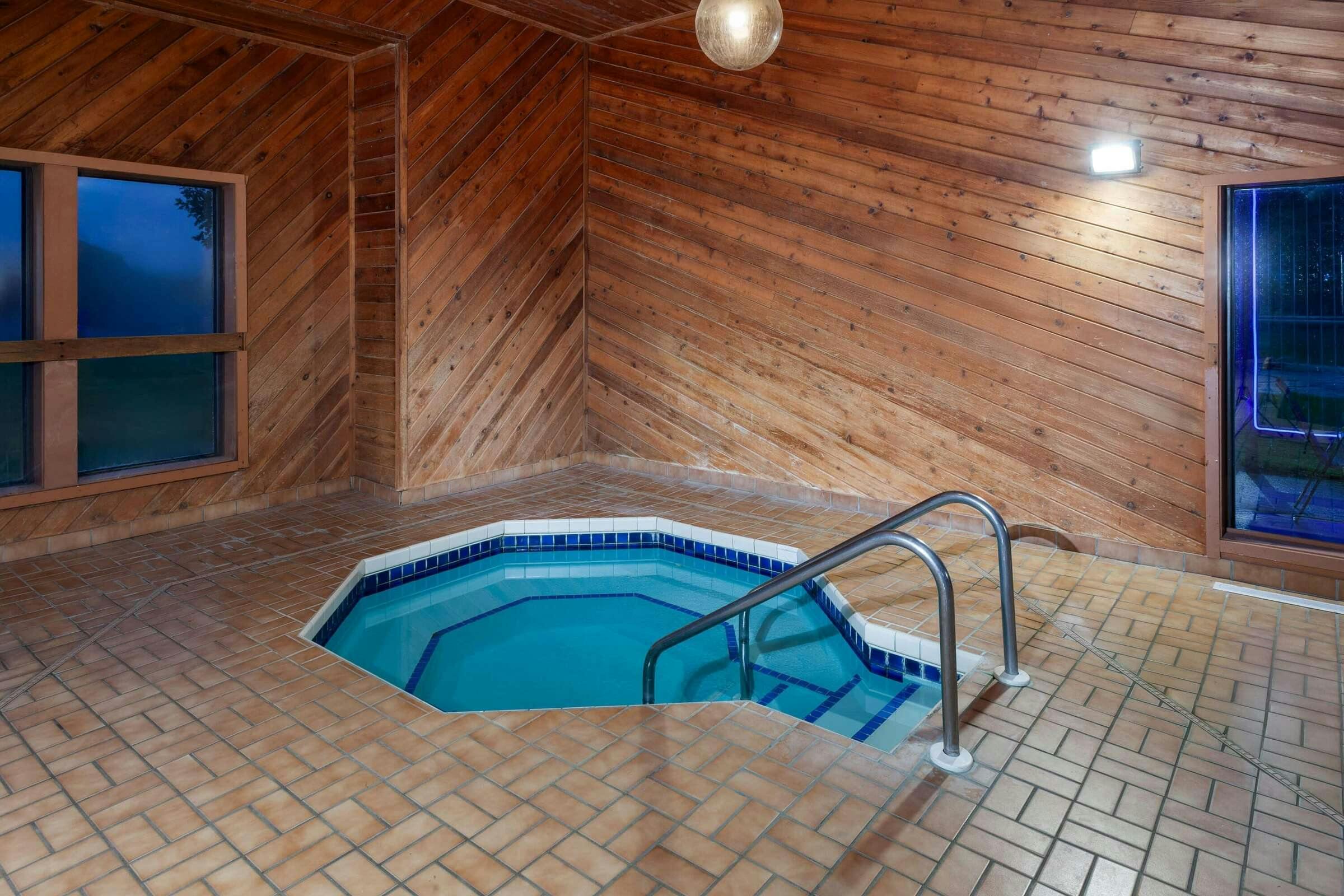 Hotel Days Inn Eagle River photo 3