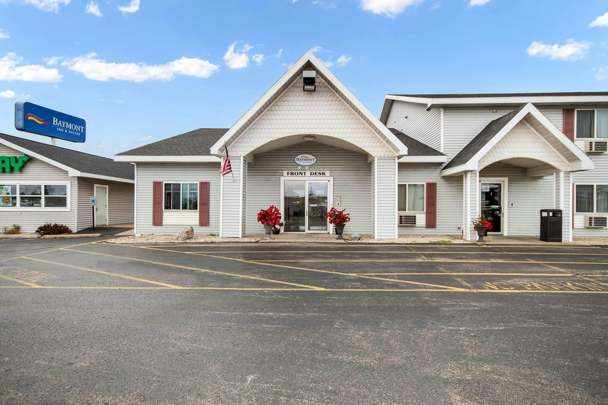 Hotel Baymont Marinette photo 1