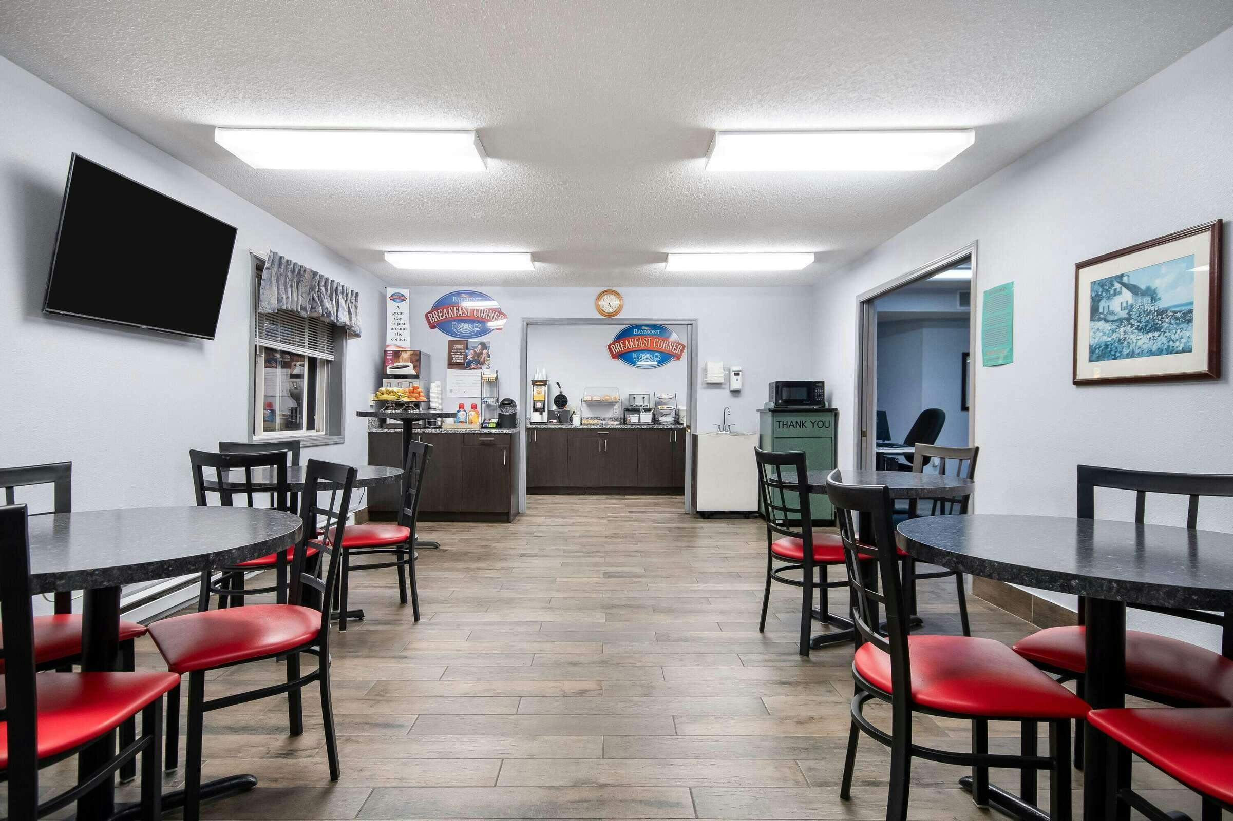 Hotel Baymont Marinette photo 4